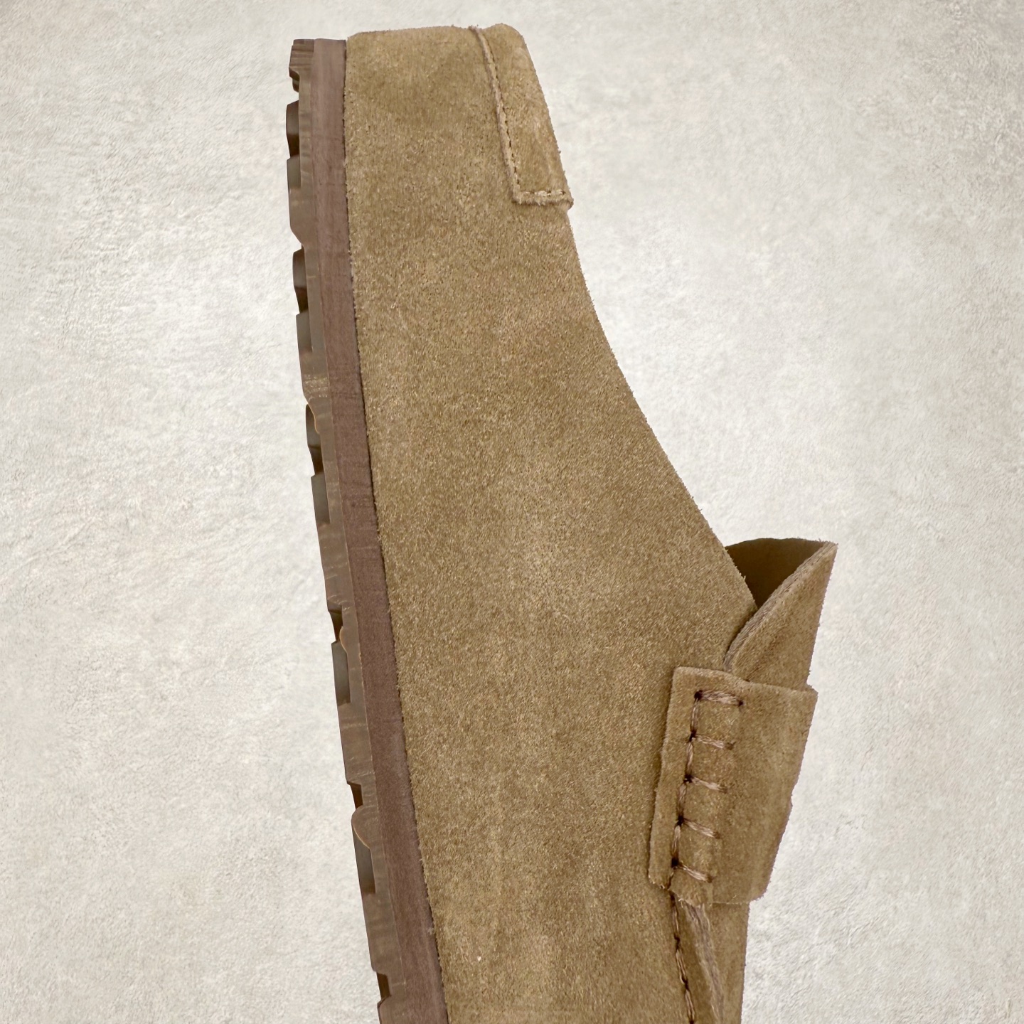 图片[6]-＃GD广顶 Birkenstock Naples 勃肯绒面舒适圆头百搭增高厚底包头拖鞋男女同款 牛皮绒面革质地柔软 搭配可调节鞋扣提升穿着舒适度 人体工学设计分散脚部压力 保护脚踝 软木乳胶鞋床具有一定的收缩性 长时间穿着后能贴合脚型 EVA鞋底回弹性和抗张性力高 具有良好的防震、缓冲性 四季皆宜 柔软的鞋床采用额外的泡沫缓冲层 提供额外的舒适感和全天支撑 全网独家首发 源于德国的严谨工艺 牛巴戎面 中层松木 EVA 三层组合大底 优质牛皮面料五金扣 出口订单 尺码：35-45-选品中心