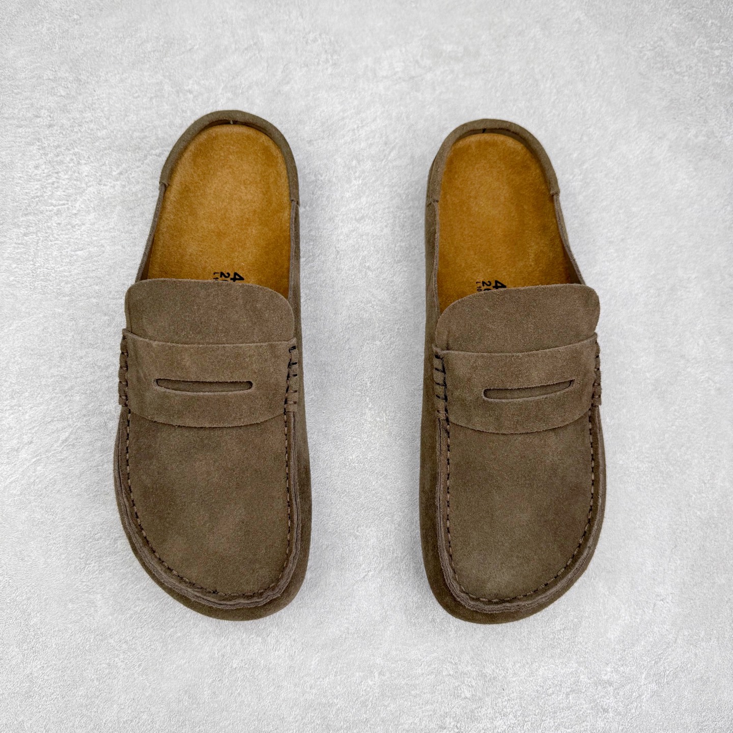 图片[2]-＃GD广顶 Birkenstock Naples 勃肯绒面舒适圆头百搭增高厚底包头拖鞋男女同款 牛皮绒面革质地柔软 搭配可调节鞋扣提升穿着舒适度 人体工学设计分散脚部压力 保护脚踝 软木乳胶鞋床具有一定的收缩性 长时间穿着后能贴合脚型 EVA鞋底回弹性和抗张性力高 具有良好的防震、缓冲性 四季皆宜 柔软的鞋床采用额外的泡沫缓冲层 提供额外的舒适感和全天支撑 全网独家首发 源于德国的严谨工艺 牛巴戎面 中层松木 EVA 三层组合大底 优质牛皮面料五金扣 出口订单 尺码：35-45-选品中心