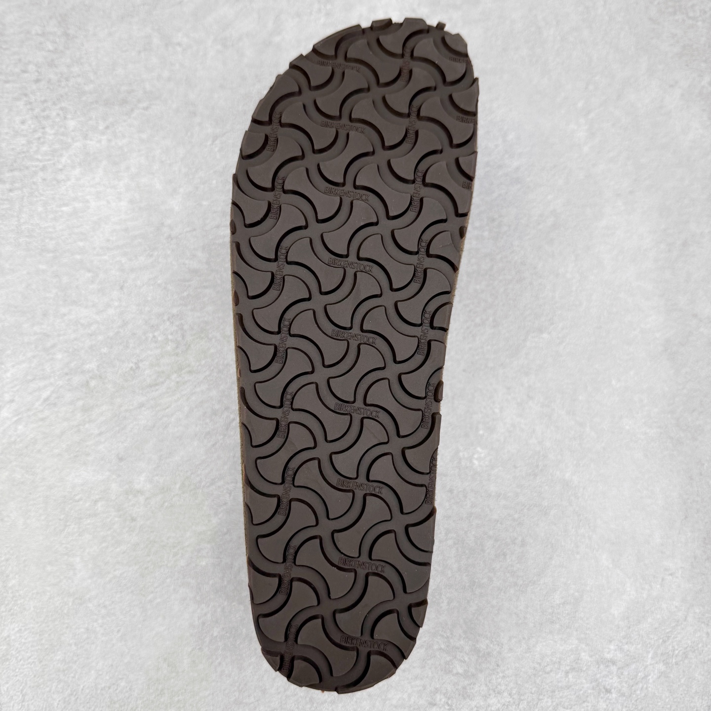 图片[9]-＃GD广顶 Birkenstock Naples 勃肯绒面舒适圆头百搭增高厚底包头拖鞋男女同款 牛皮绒面革质地柔软 搭配可调节鞋扣提升穿着舒适度 人体工学设计分散脚部压力 保护脚踝 软木乳胶鞋床具有一定的收缩性 长时间穿着后能贴合脚型 EVA鞋底回弹性和抗张性力高 具有良好的防震、缓冲性 四季皆宜 柔软的鞋床采用额外的泡沫缓冲层 提供额外的舒适感和全天支撑 全网独家首发 源于德国的严谨工艺 牛巴戎面 中层松木 EVA 三层组合大底 优质牛皮面料五金扣 出口订单 尺码：35-45-选品中心