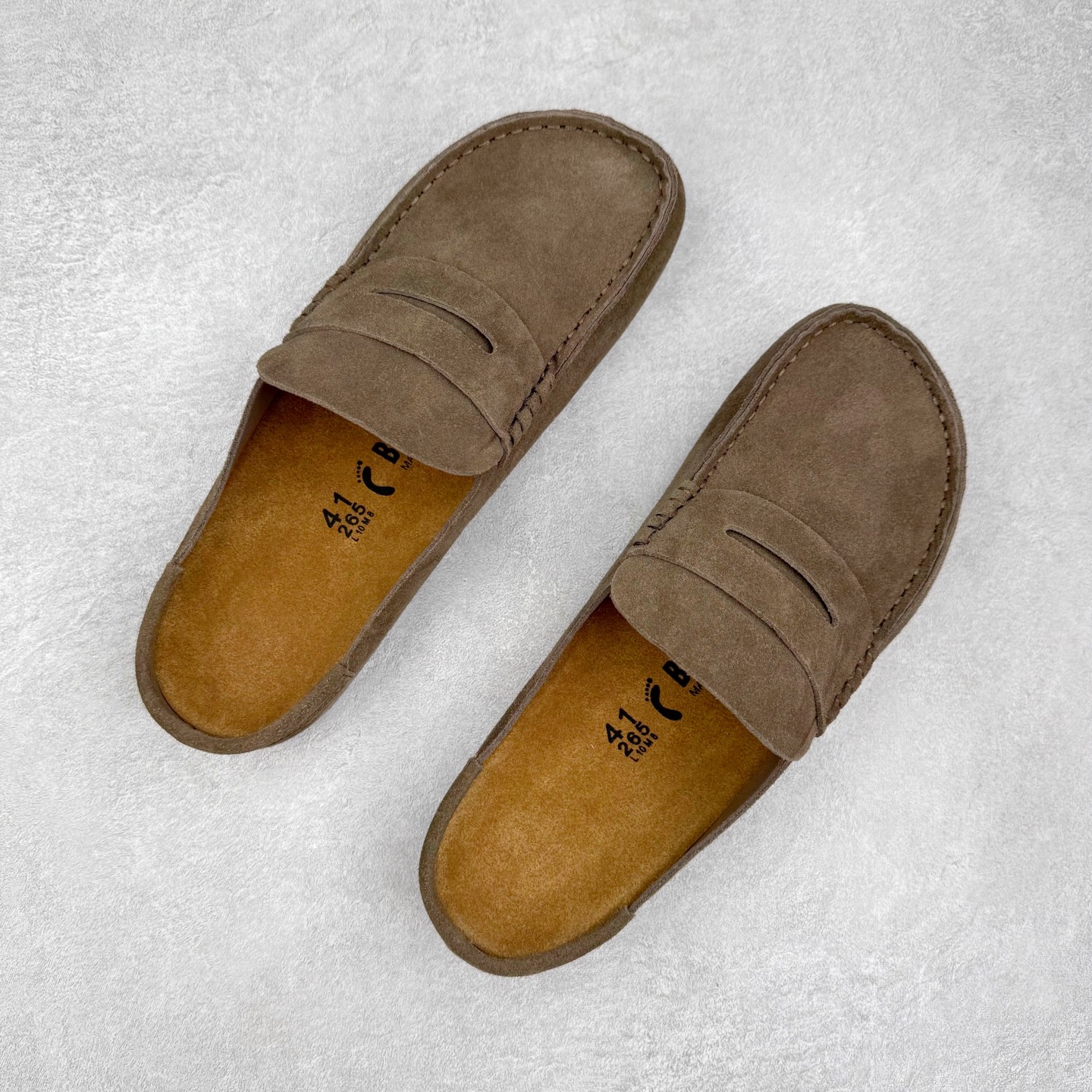 图片[3]-＃GD广顶 Birkenstock Naples 勃肯绒面舒适圆头百搭增高厚底包头拖鞋男女同款 牛皮绒面革质地柔软 搭配可调节鞋扣提升穿着舒适度 人体工学设计分散脚部压力 保护脚踝 软木乳胶鞋床具有一定的收缩性 长时间穿着后能贴合脚型 EVA鞋底回弹性和抗张性力高 具有良好的防震、缓冲性 四季皆宜 柔软的鞋床采用额外的泡沫缓冲层 提供额外的舒适感和全天支撑 全网独家首发 源于德国的严谨工艺 牛巴戎面 中层松木 EVA 三层组合大底 优质牛皮面料五金扣 出口订单 尺码：35-45-选品中心