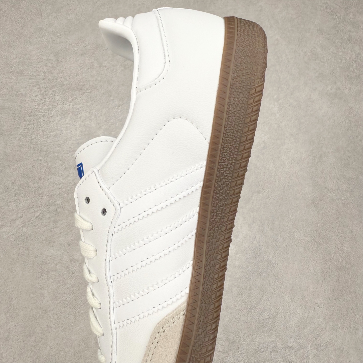 图片[7]-AD Original Samba OG 复古经典轻便板鞋 IE3439 口碑大厂出品 品控大底版型不断改良更新 全套原纸板楦头开发 确保原汁原味 完美呈现桑巴版型 一比一鞋头弧度高度鞋身弧度 此版本只针对中端市场 皮料材质有所更替 其他数据细节工艺流程均保持一致 绝不口嗨 细节品控鞋型随意对比 正确烫金高频细节 原装纳米超迁皮料 独家私模橡胶大底 原盒原配 这款桑巴鞋展示了高质量的工艺 带有装饰的超锁缝制和无缝的手感 柔软、柔软的皮革造型和标志性的3条纹完成了精致的外观 正规合身鞋带 鞋面上有绒面鞋垫 橡胶鞋底 享受正畸套筒软感 自50年代首次亮相以来就一直在赢得粉丝的青睐 尺码：35.5 36 36.5 37.5 38 38.5 39 40 40.5 41 42 42.5 43 44 44.5 45-选品中心