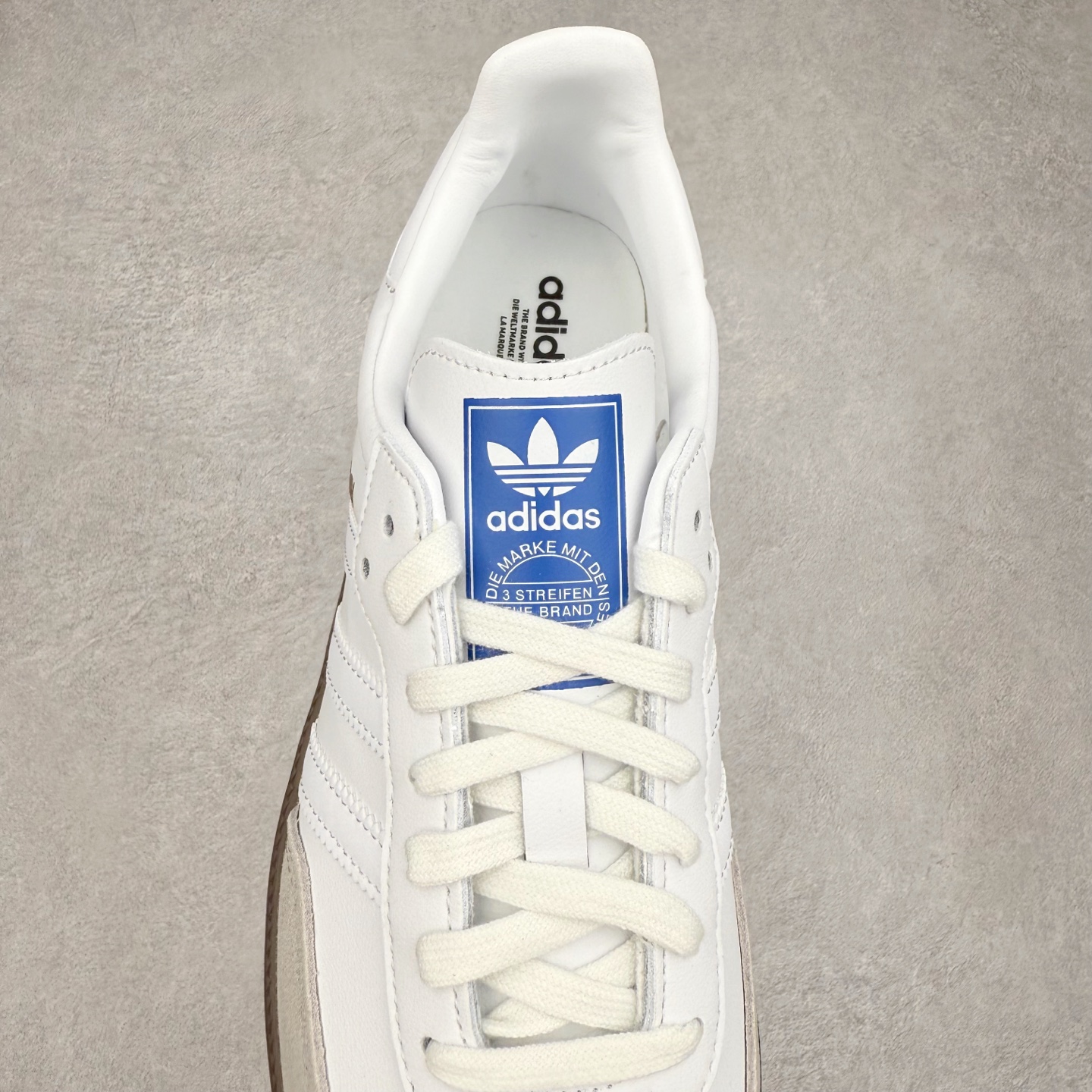 图片[5]-AD Original Samba OG 复古经典轻便板鞋 IE3439 口碑大厂出品 品控大底版型不断改良更新 全套原纸板楦头开发 确保原汁原味 完美呈现桑巴版型 一比一鞋头弧度高度鞋身弧度 此版本只针对中端市场 皮料材质有所更替 其他数据细节工艺流程均保持一致 绝不口嗨 细节品控鞋型随意对比 正确烫金高频细节 原装纳米超迁皮料 独家私模橡胶大底 原盒原配 这款桑巴鞋展示了高质量的工艺 带有装饰的超锁缝制和无缝的手感 柔软、柔软的皮革造型和标志性的3条纹完成了精致的外观 正规合身鞋带 鞋面上有绒面鞋垫 橡胶鞋底 享受正畸套筒软感 自50年代首次亮相以来就一直在赢得粉丝的青睐 尺码：35.5 36 36.5 37.5 38 38.5 39 40 40.5 41 42 42.5 43 44 44.5 45-选品中心