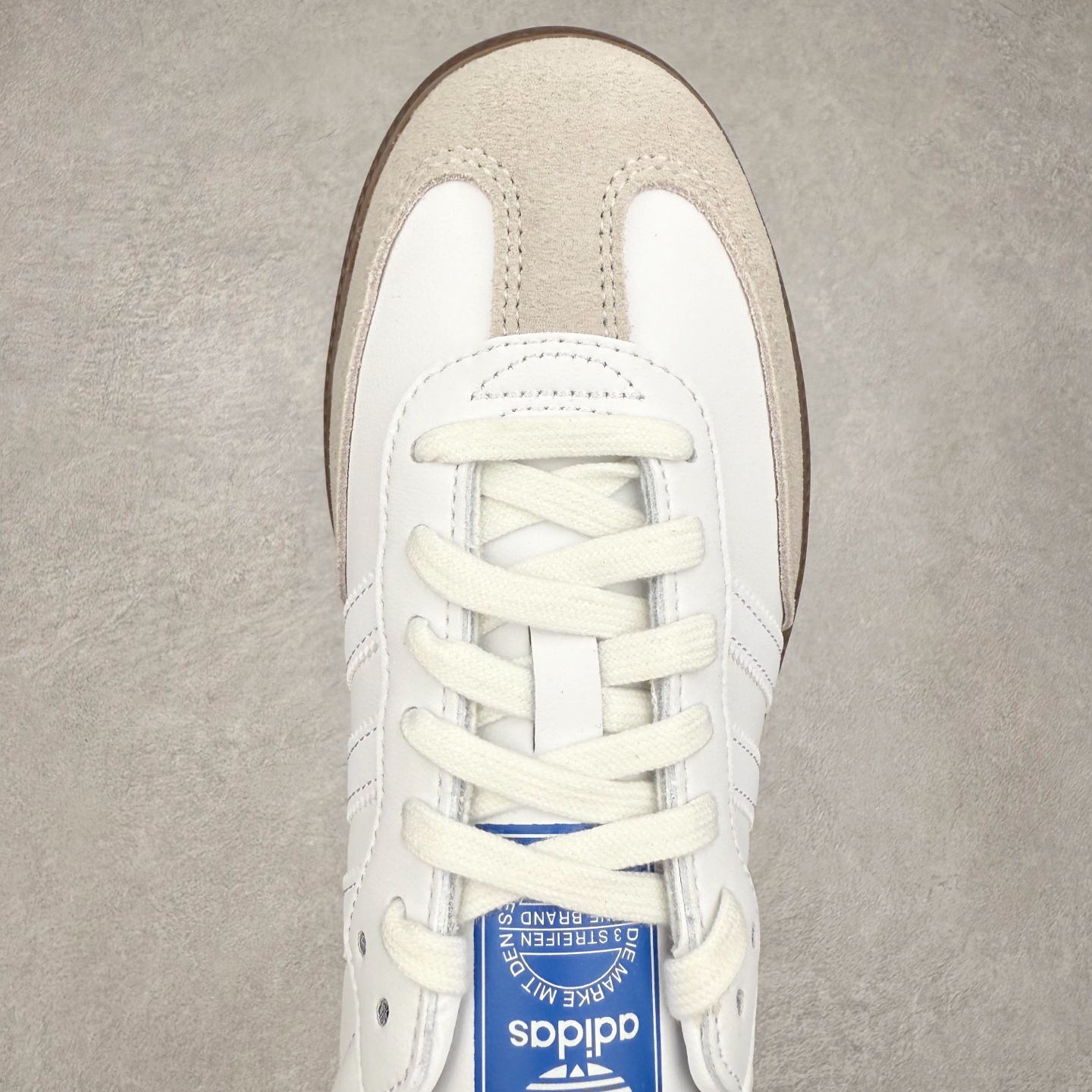 图片[4]-AD Original Samba OG 复古经典轻便板鞋 IE3439 口碑大厂出品 品控大底版型不断改良更新 全套原纸板楦头开发 确保原汁原味 完美呈现桑巴版型 一比一鞋头弧度高度鞋身弧度 此版本只针对中端市场 皮料材质有所更替 其他数据细节工艺流程均保持一致 绝不口嗨 细节品控鞋型随意对比 正确烫金高频细节 原装纳米超迁皮料 独家私模橡胶大底 原盒原配 这款桑巴鞋展示了高质量的工艺 带有装饰的超锁缝制和无缝的手感 柔软、柔软的皮革造型和标志性的3条纹完成了精致的外观 正规合身鞋带 鞋面上有绒面鞋垫 橡胶鞋底 享受正畸套筒软感 自50年代首次亮相以来就一直在赢得粉丝的青睐 尺码：35.5 36 36.5 37.5 38 38.5 39 40 40.5 41 42 42.5 43 44 44.5 45-选品中心