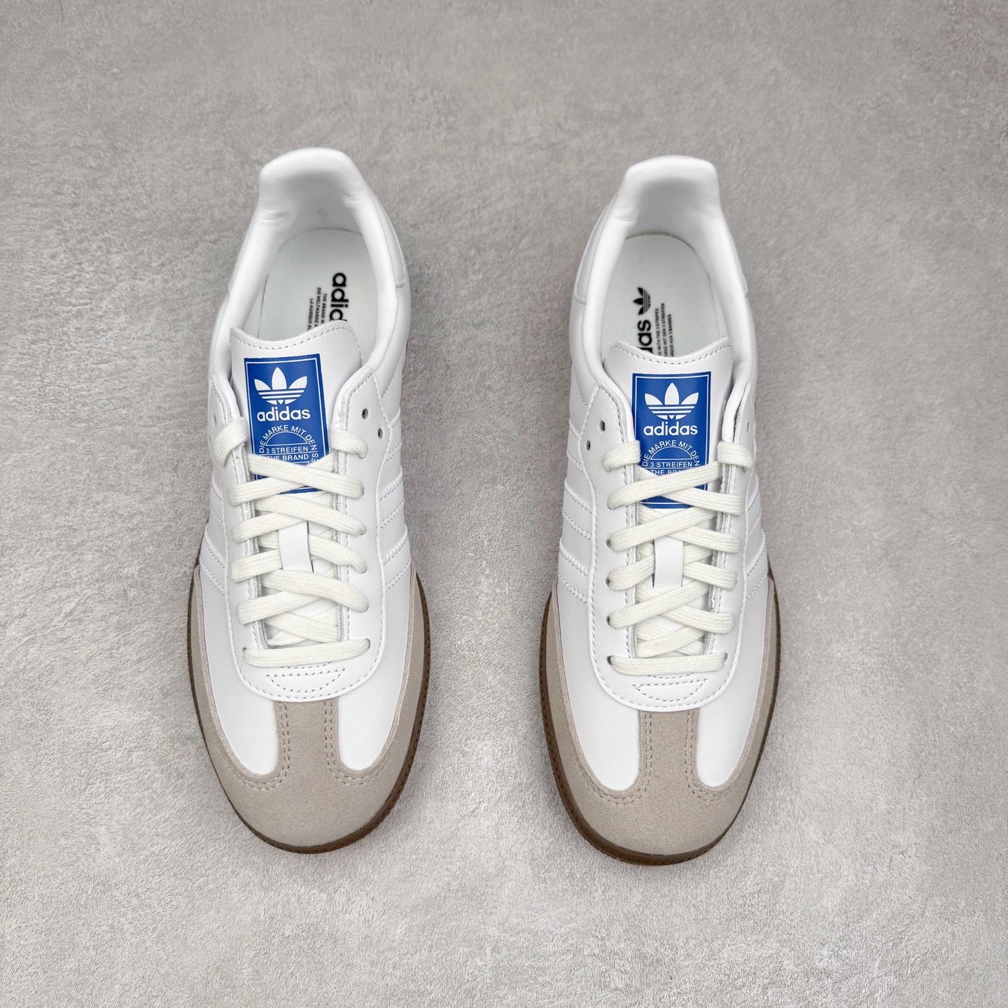 图片[2]-AD Original Samba OG 复古经典轻便板鞋 IE3439 口碑大厂出品 品控大底版型不断改良更新 全套原纸板楦头开发 确保原汁原味 完美呈现桑巴版型 一比一鞋头弧度高度鞋身弧度 此版本只针对中端市场 皮料材质有所更替 其他数据细节工艺流程均保持一致 绝不口嗨 细节品控鞋型随意对比 正确烫金高频细节 原装纳米超迁皮料 独家私模橡胶大底 原盒原配 这款桑巴鞋展示了高质量的工艺 带有装饰的超锁缝制和无缝的手感 柔软、柔软的皮革造型和标志性的3条纹完成了精致的外观 正规合身鞋带 鞋面上有绒面鞋垫 橡胶鞋底 享受正畸套筒软感 自50年代首次亮相以来就一直在赢得粉丝的青睐 尺码：35.5 36 36.5 37.5 38 38.5 39 40 40.5 41 42 42.5 43 44 44.5 45-选品中心