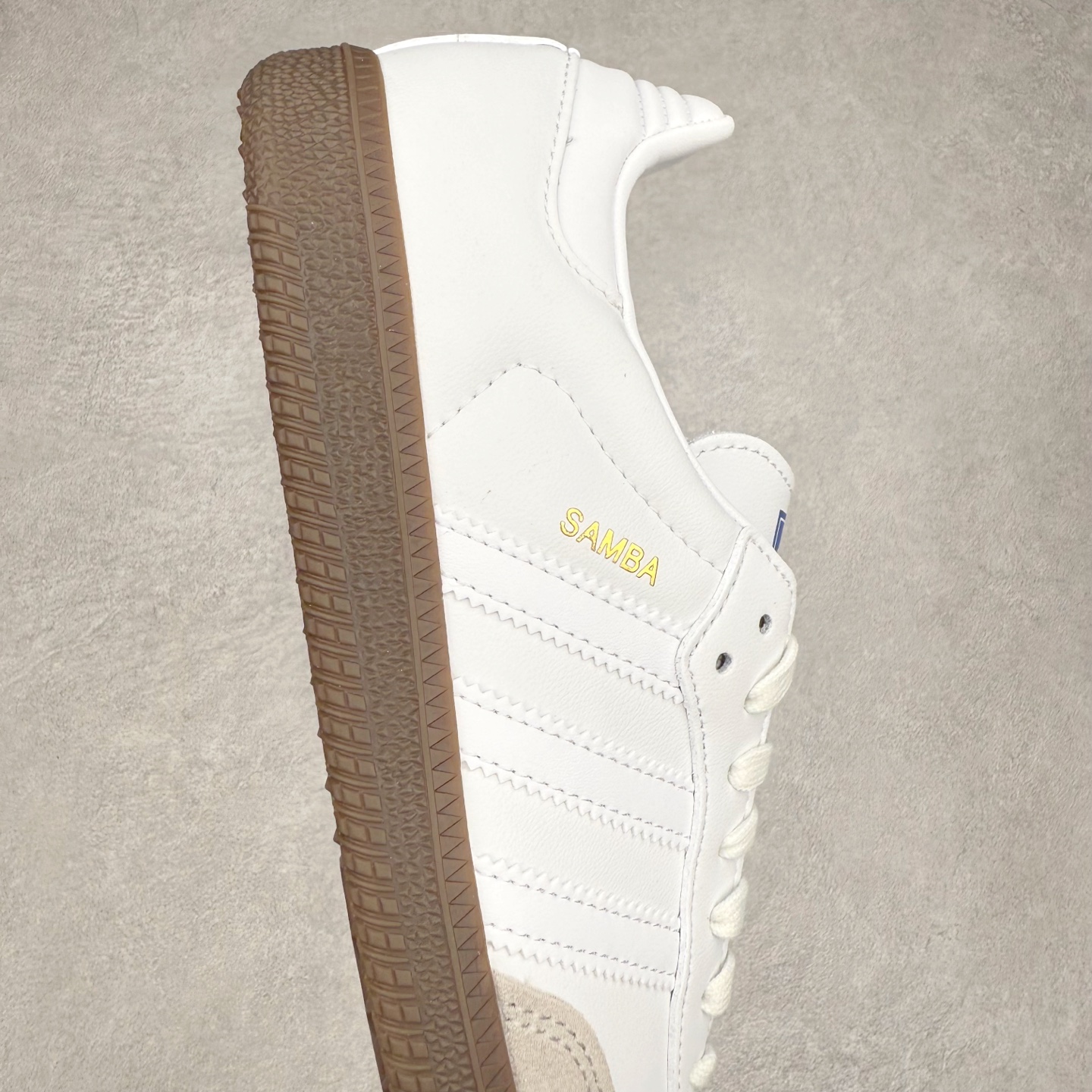 图片[6]-AD Original Samba OG 复古经典轻便板鞋 IE3439 口碑大厂出品 品控大底版型不断改良更新 全套原纸板楦头开发 确保原汁原味 完美呈现桑巴版型 一比一鞋头弧度高度鞋身弧度 此版本只针对中端市场 皮料材质有所更替 其他数据细节工艺流程均保持一致 绝不口嗨 细节品控鞋型随意对比 正确烫金高频细节 原装纳米超迁皮料 独家私模橡胶大底 原盒原配 这款桑巴鞋展示了高质量的工艺 带有装饰的超锁缝制和无缝的手感 柔软、柔软的皮革造型和标志性的3条纹完成了精致的外观 正规合身鞋带 鞋面上有绒面鞋垫 橡胶鞋底 享受正畸套筒软感 自50年代首次亮相以来就一直在赢得粉丝的青睐 尺码：35.5 36 36.5 37.5 38 38.5 39 40 40.5 41 42 42.5 43 44 44.5 45-选品中心
