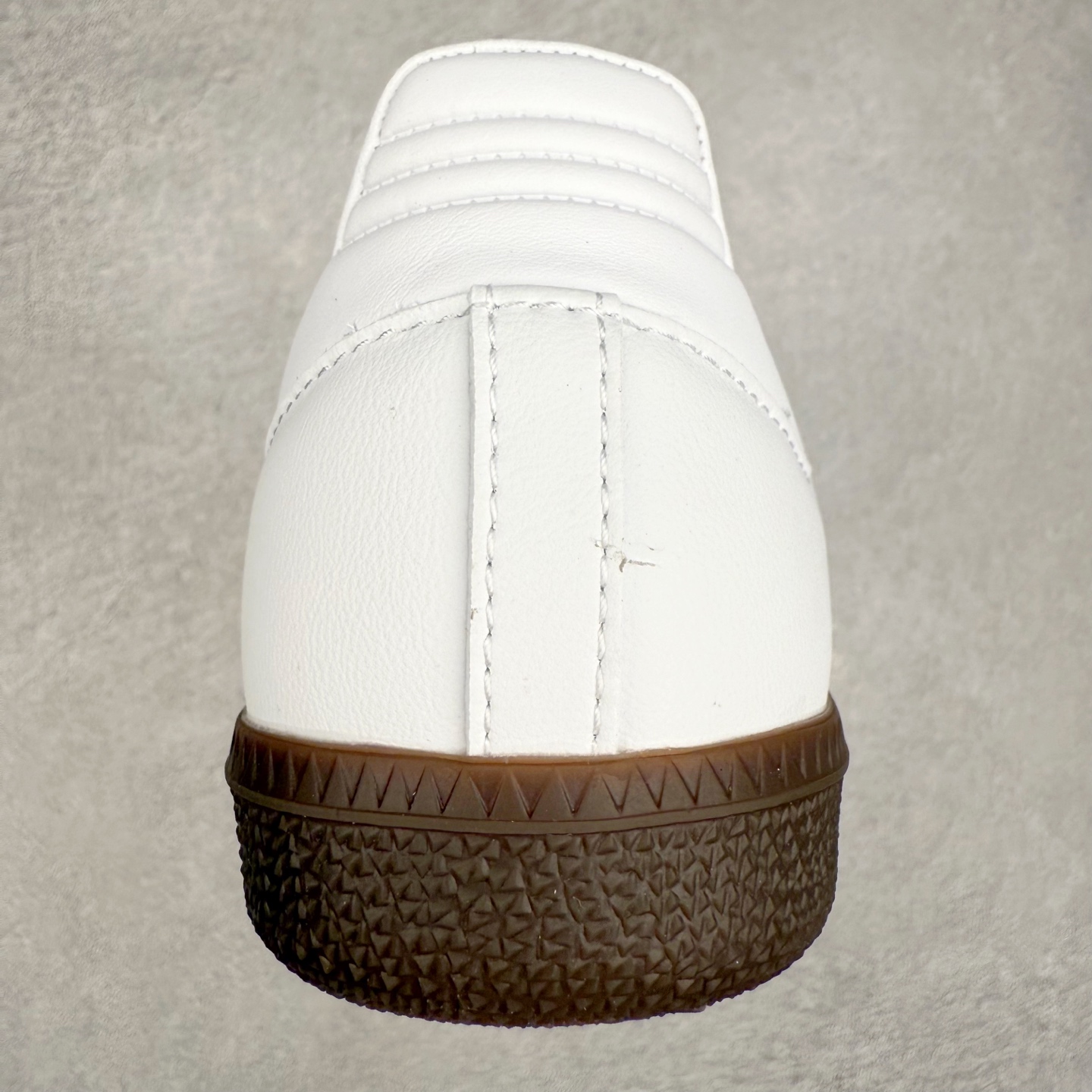 图片[8]-AD Original Samba OG 复古经典轻便板鞋 IE3439 口碑大厂出品 品控大底版型不断改良更新 全套原纸板楦头开发 确保原汁原味 完美呈现桑巴版型 一比一鞋头弧度高度鞋身弧度 此版本只针对中端市场 皮料材质有所更替 其他数据细节工艺流程均保持一致 绝不口嗨 细节品控鞋型随意对比 正确烫金高频细节 原装纳米超迁皮料 独家私模橡胶大底 原盒原配 这款桑巴鞋展示了高质量的工艺 带有装饰的超锁缝制和无缝的手感 柔软、柔软的皮革造型和标志性的3条纹完成了精致的外观 正规合身鞋带 鞋面上有绒面鞋垫 橡胶鞋底 享受正畸套筒软感 自50年代首次亮相以来就一直在赢得粉丝的青睐 尺码：35.5 36 36.5 37.5 38 38.5 39 40 40.5 41 42 42.5 43 44 44.5 45-选品中心