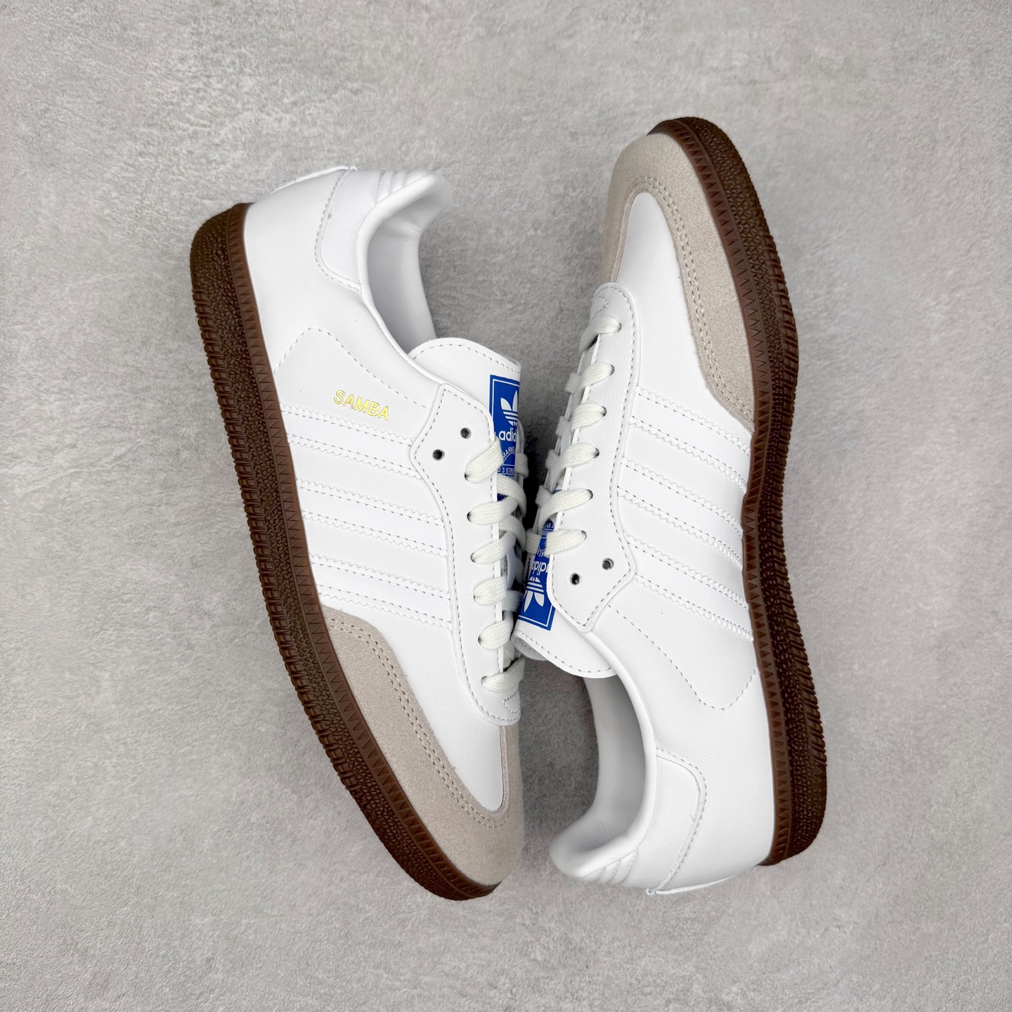 图片[3]-AD Original Samba OG 复古经典轻便板鞋 IE3439 口碑大厂出品 品控大底版型不断改良更新 全套原纸板楦头开发 确保原汁原味 完美呈现桑巴版型 一比一鞋头弧度高度鞋身弧度 此版本只针对中端市场 皮料材质有所更替 其他数据细节工艺流程均保持一致 绝不口嗨 细节品控鞋型随意对比 正确烫金高频细节 原装纳米超迁皮料 独家私模橡胶大底 原盒原配 这款桑巴鞋展示了高质量的工艺 带有装饰的超锁缝制和无缝的手感 柔软、柔软的皮革造型和标志性的3条纹完成了精致的外观 正规合身鞋带 鞋面上有绒面鞋垫 橡胶鞋底 享受正畸套筒软感 自50年代首次亮相以来就一直在赢得粉丝的青睐 尺码：35.5 36 36.5 37.5 38 38.5 39 40 40.5 41 42 42.5 43 44 44.5 45-选品中心