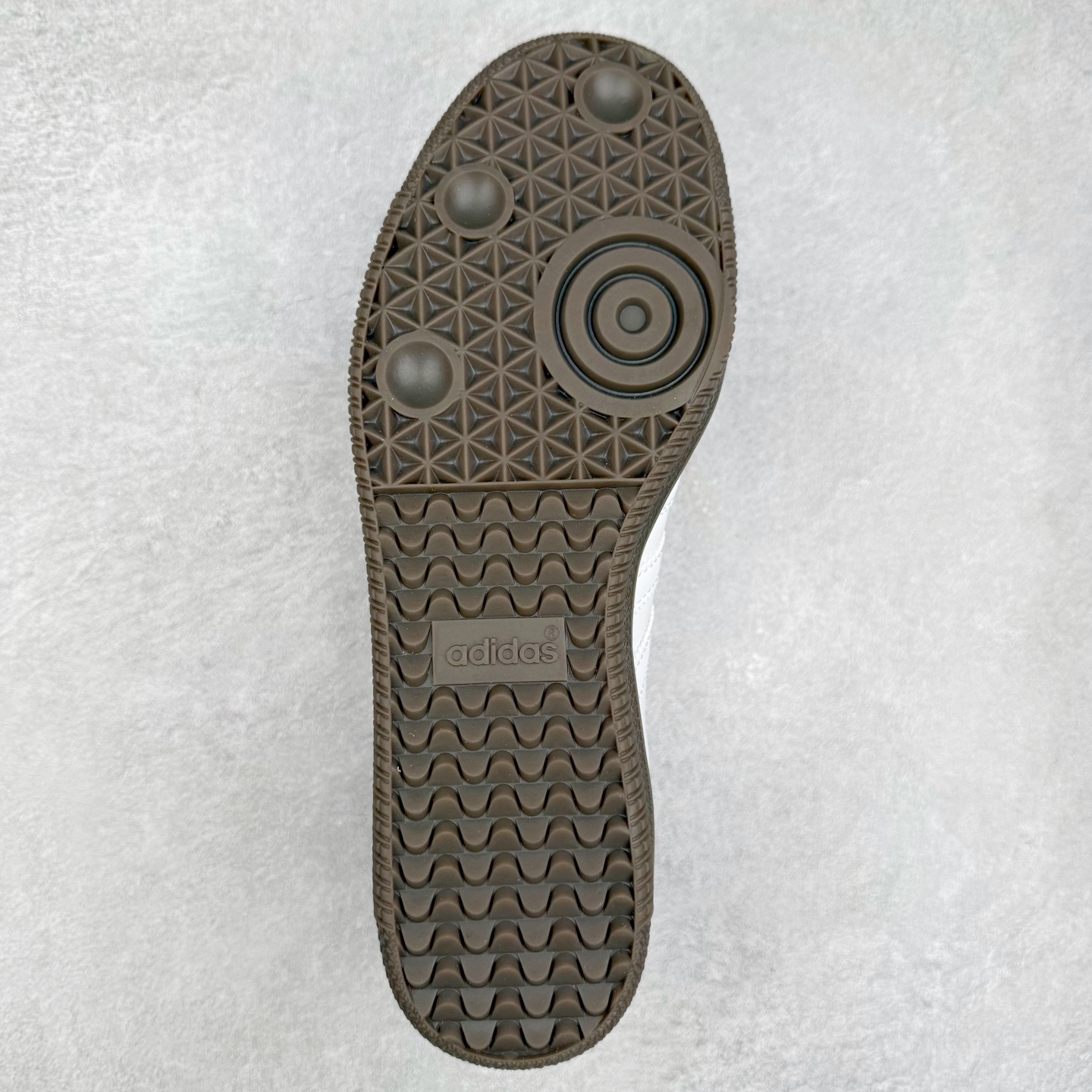 图片[9]-AD Original Samba OG 复古经典轻便板鞋 IE3439 口碑大厂出品 品控大底版型不断改良更新 全套原纸板楦头开发 确保原汁原味 完美呈现桑巴版型 一比一鞋头弧度高度鞋身弧度 此版本只针对中端市场 皮料材质有所更替 其他数据细节工艺流程均保持一致 绝不口嗨 细节品控鞋型随意对比 正确烫金高频细节 原装纳米超迁皮料 独家私模橡胶大底 原盒原配 这款桑巴鞋展示了高质量的工艺 带有装饰的超锁缝制和无缝的手感 柔软、柔软的皮革造型和标志性的3条纹完成了精致的外观 正规合身鞋带 鞋面上有绒面鞋垫 橡胶鞋底 享受正畸套筒软感 自50年代首次亮相以来就一直在赢得粉丝的青睐 尺码：35.5 36 36.5 37.5 38 38.5 39 40 40.5 41 42 42.5 43 44 44.5 45-选品中心