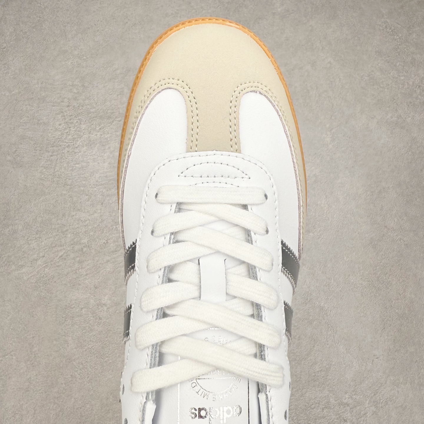 图片[4]-AD Original Samba OG 复古经典轻便板鞋 JI2725 口碑大厂出品 品控大底版型不断改良更新 全套原纸板楦头开发 确保原汁原味 完美呈现桑巴版型 一比一鞋头弧度高度鞋身弧度 此版本只针对中端市场 皮料材质有所更替 其他数据细节工艺流程均保持一致 绝不口嗨 细节品控鞋型随意对比 正确烫金高频细节 原装纳米超迁皮料 独家私模橡胶大底 原盒原配 这款桑巴鞋展示了高质量的工艺 带有装饰的超锁缝制和无缝的手感 柔软、柔软的皮革造型和标志性的3条纹完成了精致的外观 正规合身鞋带 鞋面上有绒面鞋垫 橡胶鞋底 享受正畸套筒软感 自50年代首次亮相以来就一直在赢得粉丝的青睐 尺码：35.5 36 36.5 37.5 38 38.5 39 40 40.5 41 42 42.5 43 44 44.5 45-选品中心