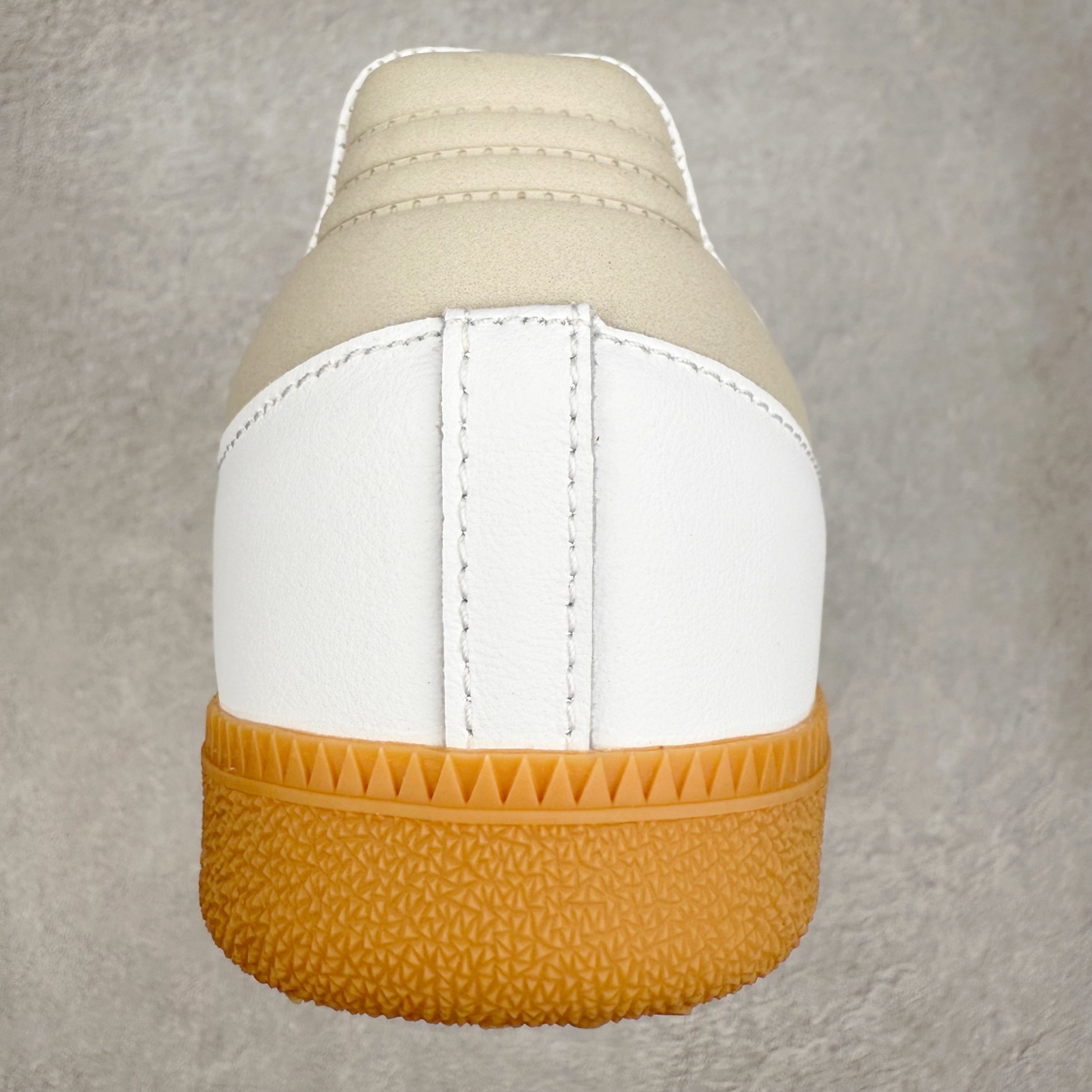 图片[8]-AD Original Samba OG 复古经典轻便板鞋 JI2725 口碑大厂出品 品控大底版型不断改良更新 全套原纸板楦头开发 确保原汁原味 完美呈现桑巴版型 一比一鞋头弧度高度鞋身弧度 此版本只针对中端市场 皮料材质有所更替 其他数据细节工艺流程均保持一致 绝不口嗨 细节品控鞋型随意对比 正确烫金高频细节 原装纳米超迁皮料 独家私模橡胶大底 原盒原配 这款桑巴鞋展示了高质量的工艺 带有装饰的超锁缝制和无缝的手感 柔软、柔软的皮革造型和标志性的3条纹完成了精致的外观 正规合身鞋带 鞋面上有绒面鞋垫 橡胶鞋底 享受正畸套筒软感 自50年代首次亮相以来就一直在赢得粉丝的青睐 尺码：35.5 36 36.5 37.5 38 38.5 39 40 40.5 41 42 42.5 43 44 44.5 45-选品中心