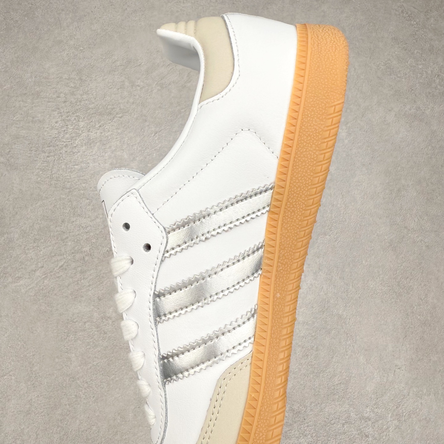 图片[7]-AD Original Samba OG 复古经典轻便板鞋 JI2725 口碑大厂出品 品控大底版型不断改良更新 全套原纸板楦头开发 确保原汁原味 完美呈现桑巴版型 一比一鞋头弧度高度鞋身弧度 此版本只针对中端市场 皮料材质有所更替 其他数据细节工艺流程均保持一致 绝不口嗨 细节品控鞋型随意对比 正确烫金高频细节 原装纳米超迁皮料 独家私模橡胶大底 原盒原配 这款桑巴鞋展示了高质量的工艺 带有装饰的超锁缝制和无缝的手感 柔软、柔软的皮革造型和标志性的3条纹完成了精致的外观 正规合身鞋带 鞋面上有绒面鞋垫 橡胶鞋底 享受正畸套筒软感 自50年代首次亮相以来就一直在赢得粉丝的青睐 尺码：35.5 36 36.5 37.5 38 38.5 39 40 40.5 41 42 42.5 43 44 44.5 45-选品中心