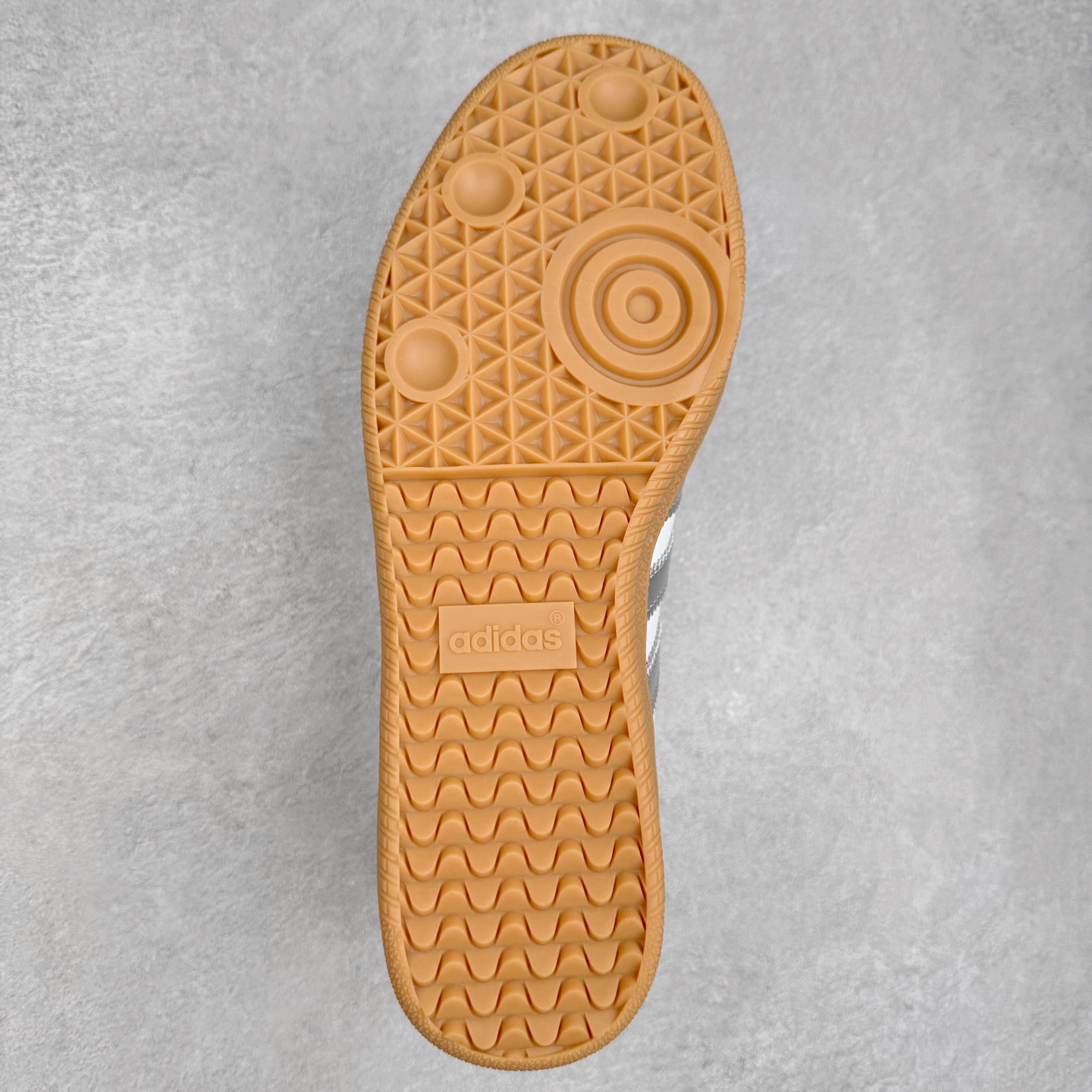 图片[9]-AD Original Samba OG 复古经典轻便板鞋 JI2725 口碑大厂出品 品控大底版型不断改良更新 全套原纸板楦头开发 确保原汁原味 完美呈现桑巴版型 一比一鞋头弧度高度鞋身弧度 此版本只针对中端市场 皮料材质有所更替 其他数据细节工艺流程均保持一致 绝不口嗨 细节品控鞋型随意对比 正确烫金高频细节 原装纳米超迁皮料 独家私模橡胶大底 原盒原配 这款桑巴鞋展示了高质量的工艺 带有装饰的超锁缝制和无缝的手感 柔软、柔软的皮革造型和标志性的3条纹完成了精致的外观 正规合身鞋带 鞋面上有绒面鞋垫 橡胶鞋底 享受正畸套筒软感 自50年代首次亮相以来就一直在赢得粉丝的青睐 尺码：35.5 36 36.5 37.5 38 38.5 39 40 40.5 41 42 42.5 43 44 44.5 45-选品中心