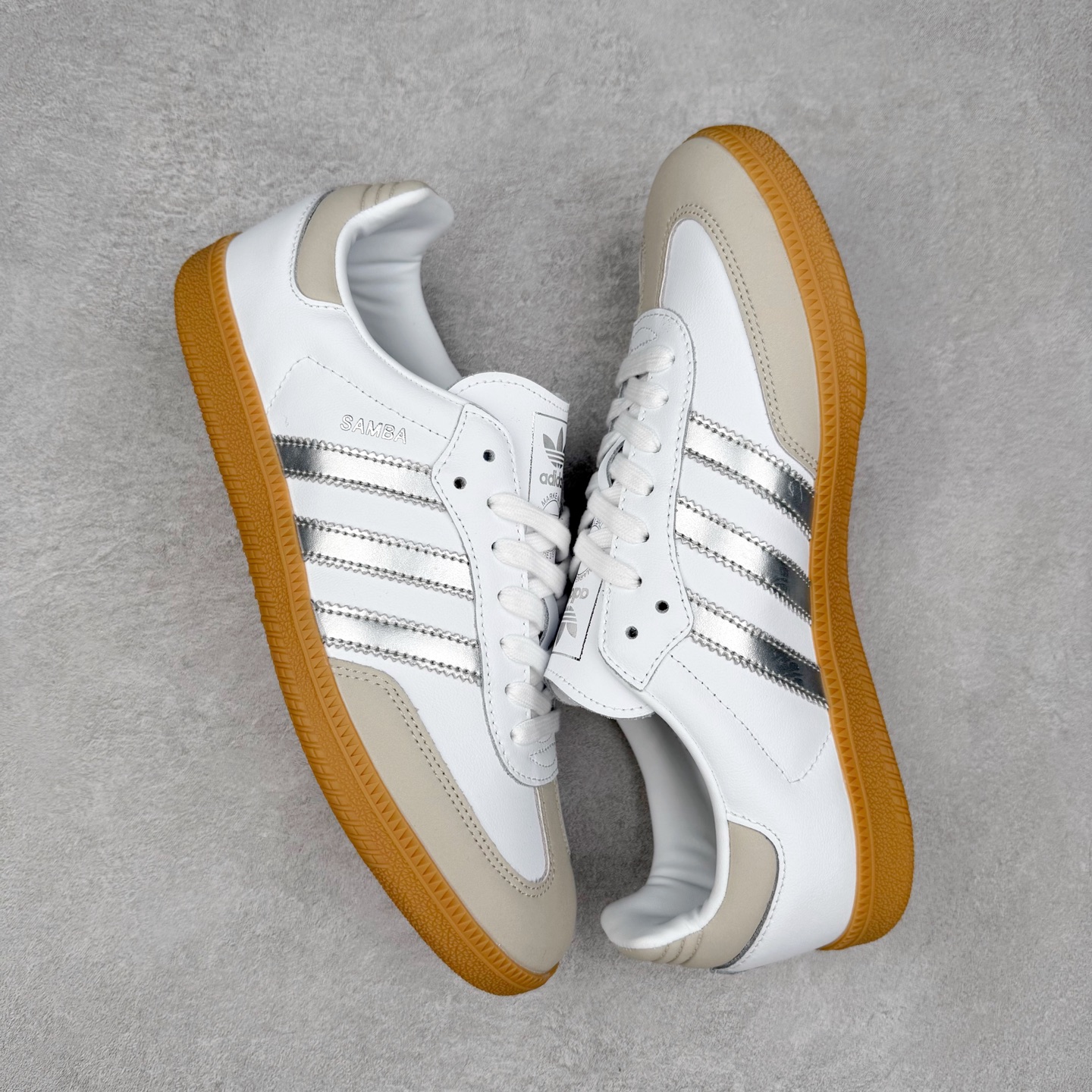 图片[3]-AD Original Samba OG 复古经典轻便板鞋 JI2725 口碑大厂出品 品控大底版型不断改良更新 全套原纸板楦头开发 确保原汁原味 完美呈现桑巴版型 一比一鞋头弧度高度鞋身弧度 此版本只针对中端市场 皮料材质有所更替 其他数据细节工艺流程均保持一致 绝不口嗨 细节品控鞋型随意对比 正确烫金高频细节 原装纳米超迁皮料 独家私模橡胶大底 原盒原配 这款桑巴鞋展示了高质量的工艺 带有装饰的超锁缝制和无缝的手感 柔软、柔软的皮革造型和标志性的3条纹完成了精致的外观 正规合身鞋带 鞋面上有绒面鞋垫 橡胶鞋底 享受正畸套筒软感 自50年代首次亮相以来就一直在赢得粉丝的青睐 尺码：35.5 36 36.5 37.5 38 38.5 39 40 40.5 41 42 42.5 43 44 44.5 45-选品中心