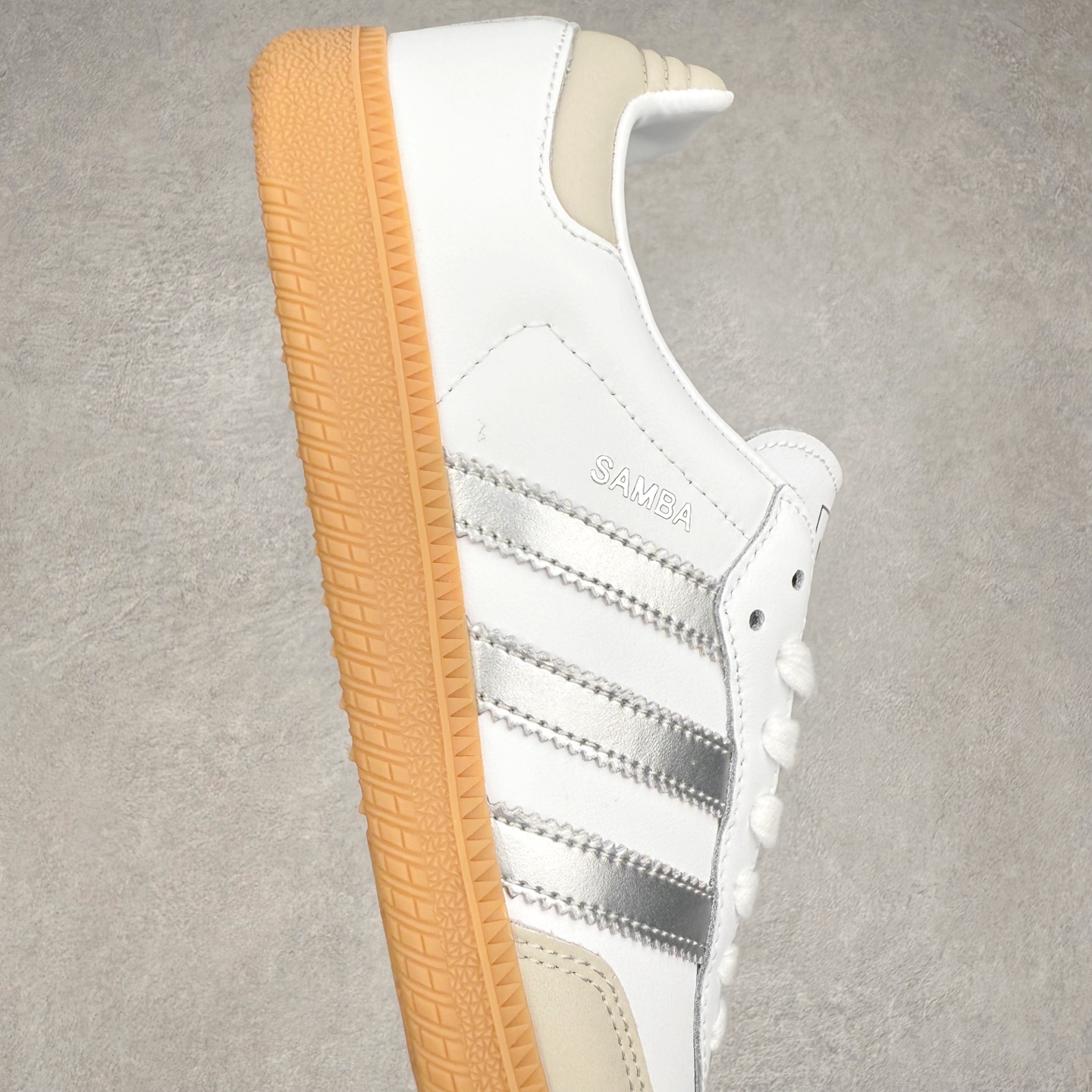 图片[6]-AD Original Samba OG 复古经典轻便板鞋 JI2725 口碑大厂出品 品控大底版型不断改良更新 全套原纸板楦头开发 确保原汁原味 完美呈现桑巴版型 一比一鞋头弧度高度鞋身弧度 此版本只针对中端市场 皮料材质有所更替 其他数据细节工艺流程均保持一致 绝不口嗨 细节品控鞋型随意对比 正确烫金高频细节 原装纳米超迁皮料 独家私模橡胶大底 原盒原配 这款桑巴鞋展示了高质量的工艺 带有装饰的超锁缝制和无缝的手感 柔软、柔软的皮革造型和标志性的3条纹完成了精致的外观 正规合身鞋带 鞋面上有绒面鞋垫 橡胶鞋底 享受正畸套筒软感 自50年代首次亮相以来就一直在赢得粉丝的青睐 尺码：35.5 36 36.5 37.5 38 38.5 39 40 40.5 41 42 42.5 43 44 44.5 45-选品中心