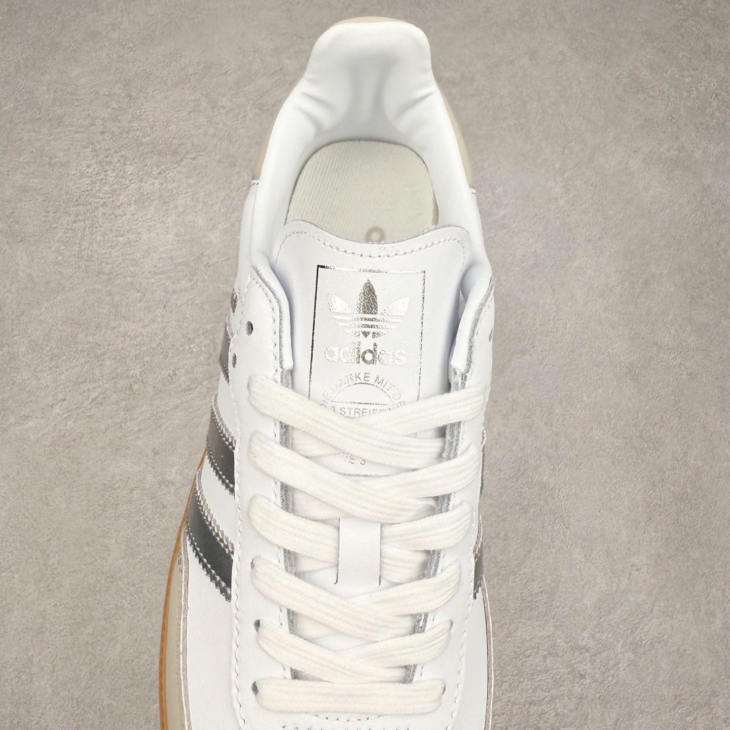 图片[5]-AD Original Samba OG 复古经典轻便板鞋 JI2725 口碑大厂出品 品控大底版型不断改良更新 全套原纸板楦头开发 确保原汁原味 完美呈现桑巴版型 一比一鞋头弧度高度鞋身弧度 此版本只针对中端市场 皮料材质有所更替 其他数据细节工艺流程均保持一致 绝不口嗨 细节品控鞋型随意对比 正确烫金高频细节 原装纳米超迁皮料 独家私模橡胶大底 原盒原配 这款桑巴鞋展示了高质量的工艺 带有装饰的超锁缝制和无缝的手感 柔软、柔软的皮革造型和标志性的3条纹完成了精致的外观 正规合身鞋带 鞋面上有绒面鞋垫 橡胶鞋底 享受正畸套筒软感 自50年代首次亮相以来就一直在赢得粉丝的青睐 尺码：35.5 36 36.5 37.5 38 38.5 39 40 40.5 41 42 42.5 43 44 44.5 45-选品中心