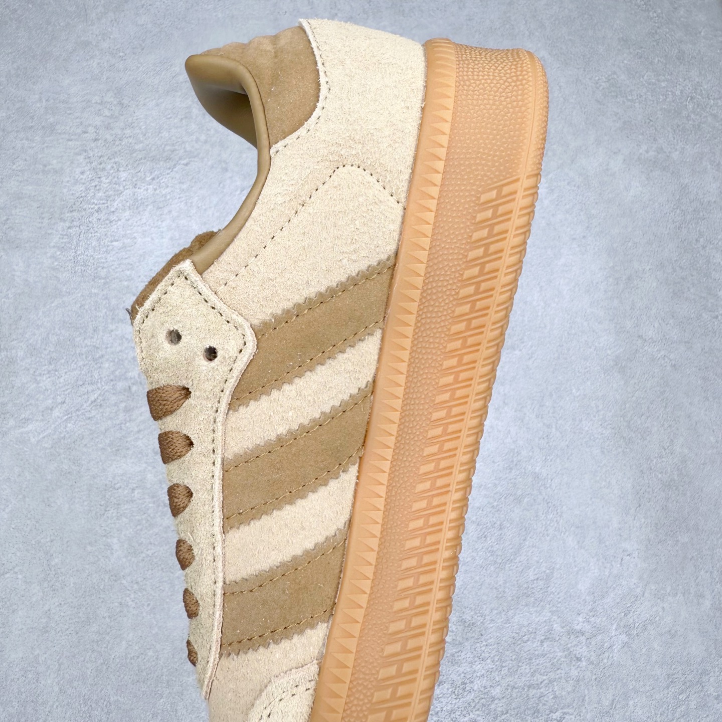 图片[7]-AD Samba XLG 桑巴舞加大厚底版系列德训风百搭松糕休闲运动板鞋生胶底 IG6289 自Originals Samba成功借势Blokecore风潮一跃成为街头巷尾的焦点鞋款后,不论是围绕Samba本身打造的各式「变种版本」,还是以Samba为蓝本打造联名鞋款,都成为了时尚潮流人士日常穿搭首选。Samba XLG是adidas Originals不断扩展XLG系列的一部分,旨在与年轻文化相契合,迎合那些希望通过个性时尚表达自我而不愿牺牲舒适度的年轻群体。街头时尚领域的Gen Z特别偏爱宽松的穿着风格。Samba XLG针对这一点做了创新。它在延续Samba OG经典设计的基础上,迎合年轻群体的穿着习惯,重塑为宽大的鞋身比例轮廓以及加厚中底,让消费者轻松展示自己独特的风格。全新的Samba XLG系列不仅迎合了当下年轻群体的穿搭习惯,加宽了鞋身比例以及将中底进一步增厚,在视觉比例上更加饱满,同时还保留了经典Samba的细节,这样一来,鞋迷朋友在穿搭上不仅能更加个性化,而且还能延续一定的复古感受。尺码：36 36⅔ 37⅓ 38 38⅔ 39⅓ 40 40⅔ 41⅓ 42 42⅔ 43⅓ 44 45-选品中心