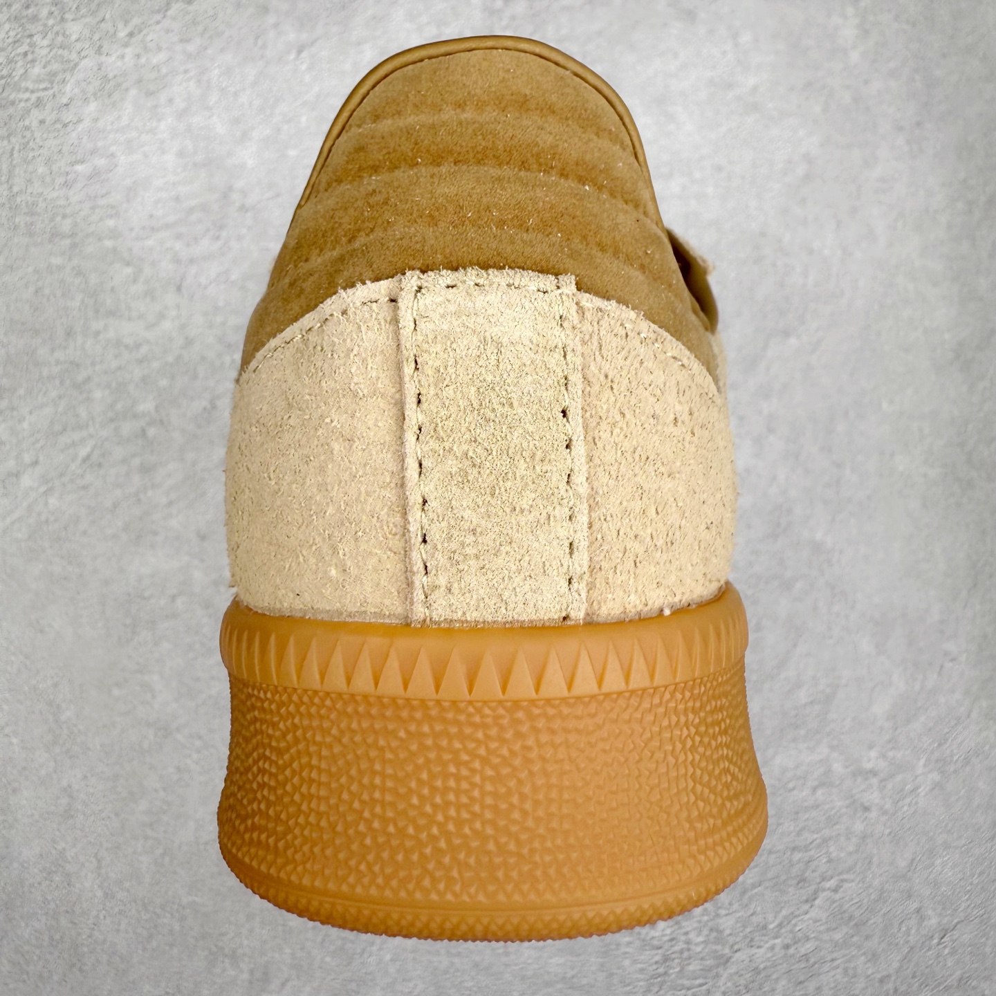 图片[8]-AD Samba XLG 桑巴舞加大厚底版系列德训风百搭松糕休闲运动板鞋生胶底 IG6289 自Originals Samba成功借势Blokecore风潮一跃成为街头巷尾的焦点鞋款后,不论是围绕Samba本身打造的各式「变种版本」,还是以Samba为蓝本打造联名鞋款,都成为了时尚潮流人士日常穿搭首选。Samba XLG是adidas Originals不断扩展XLG系列的一部分,旨在与年轻文化相契合,迎合那些希望通过个性时尚表达自我而不愿牺牲舒适度的年轻群体。街头时尚领域的Gen Z特别偏爱宽松的穿着风格。Samba XLG针对这一点做了创新。它在延续Samba OG经典设计的基础上,迎合年轻群体的穿着习惯,重塑为宽大的鞋身比例轮廓以及加厚中底,让消费者轻松展示自己独特的风格。全新的Samba XLG系列不仅迎合了当下年轻群体的穿搭习惯,加宽了鞋身比例以及将中底进一步增厚,在视觉比例上更加饱满,同时还保留了经典Samba的细节,这样一来,鞋迷朋友在穿搭上不仅能更加个性化,而且还能延续一定的复古感受。尺码：36 36⅔ 37⅓ 38 38⅔ 39⅓ 40 40⅔ 41⅓ 42 42⅔ 43⅓ 44 45-选品中心