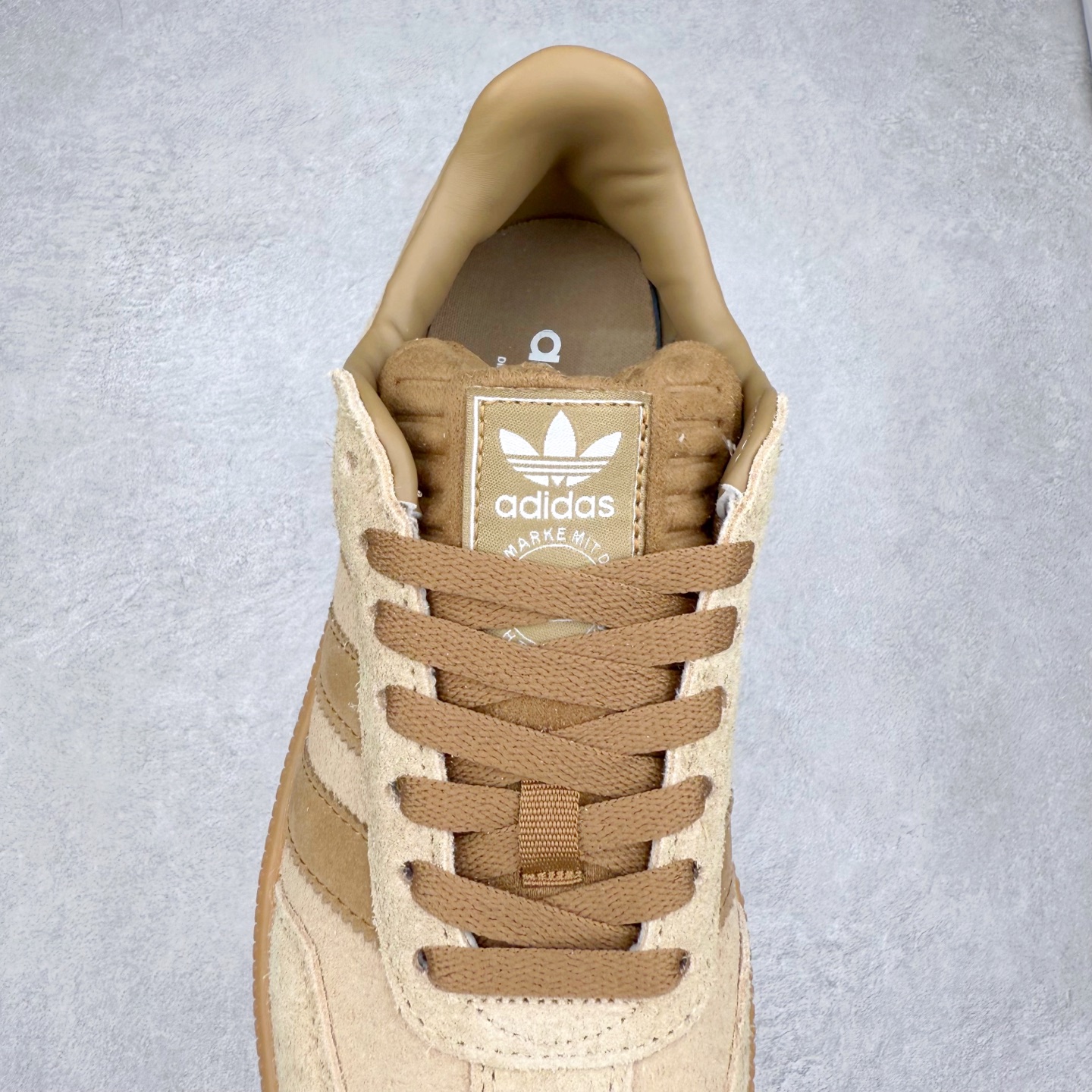 图片[5]-AD Samba XLG 桑巴舞加大厚底版系列德训风百搭松糕休闲运动板鞋生胶底 IG6289 自Originals Samba成功借势Blokecore风潮一跃成为街头巷尾的焦点鞋款后,不论是围绕Samba本身打造的各式「变种版本」,还是以Samba为蓝本打造联名鞋款,都成为了时尚潮流人士日常穿搭首选。Samba XLG是adidas Originals不断扩展XLG系列的一部分,旨在与年轻文化相契合,迎合那些希望通过个性时尚表达自我而不愿牺牲舒适度的年轻群体。街头时尚领域的Gen Z特别偏爱宽松的穿着风格。Samba XLG针对这一点做了创新。它在延续Samba OG经典设计的基础上,迎合年轻群体的穿着习惯,重塑为宽大的鞋身比例轮廓以及加厚中底,让消费者轻松展示自己独特的风格。全新的Samba XLG系列不仅迎合了当下年轻群体的穿搭习惯,加宽了鞋身比例以及将中底进一步增厚,在视觉比例上更加饱满,同时还保留了经典Samba的细节,这样一来,鞋迷朋友在穿搭上不仅能更加个性化,而且还能延续一定的复古感受。尺码：36 36⅔ 37⅓ 38 38⅔ 39⅓ 40 40⅔ 41⅓ 42 42⅔ 43⅓ 44 45-选品中心