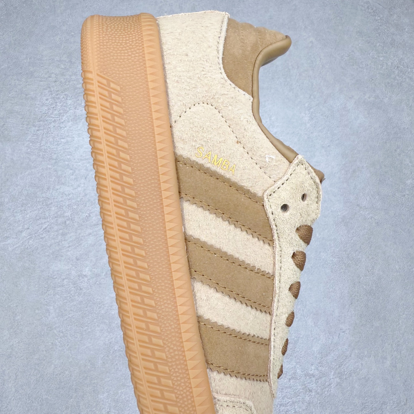 图片[6]-AD Samba XLG 桑巴舞加大厚底版系列德训风百搭松糕休闲运动板鞋生胶底 IG6289 自Originals Samba成功借势Blokecore风潮一跃成为街头巷尾的焦点鞋款后,不论是围绕Samba本身打造的各式「变种版本」,还是以Samba为蓝本打造联名鞋款,都成为了时尚潮流人士日常穿搭首选。Samba XLG是adidas Originals不断扩展XLG系列的一部分,旨在与年轻文化相契合,迎合那些希望通过个性时尚表达自我而不愿牺牲舒适度的年轻群体。街头时尚领域的Gen Z特别偏爱宽松的穿着风格。Samba XLG针对这一点做了创新。它在延续Samba OG经典设计的基础上,迎合年轻群体的穿着习惯,重塑为宽大的鞋身比例轮廓以及加厚中底,让消费者轻松展示自己独特的风格。全新的Samba XLG系列不仅迎合了当下年轻群体的穿搭习惯,加宽了鞋身比例以及将中底进一步增厚,在视觉比例上更加饱满,同时还保留了经典Samba的细节,这样一来,鞋迷朋友在穿搭上不仅能更加个性化,而且还能延续一定的复古感受。尺码：36 36⅔ 37⅓ 38 38⅔ 39⅓ 40 40⅔ 41⅓ 42 42⅔ 43⅓ 44 45-选品中心