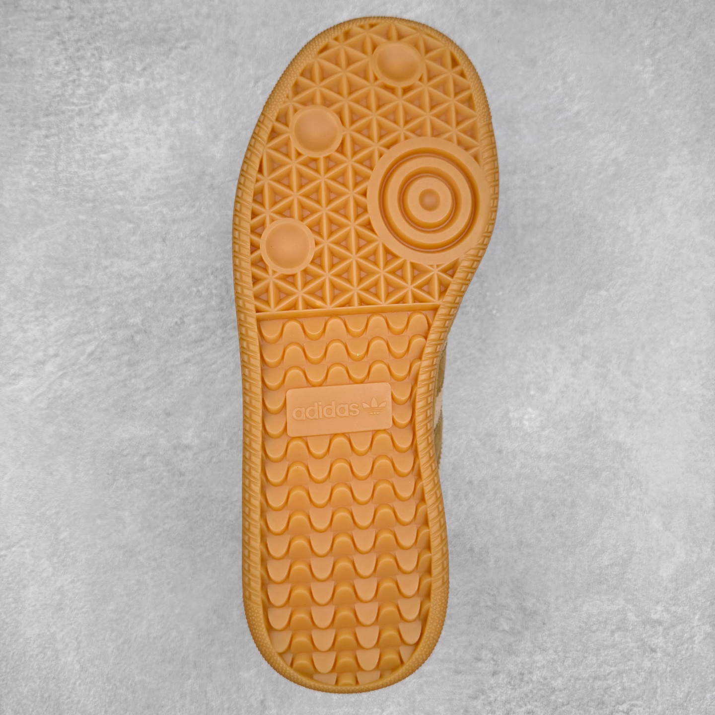 图片[9]-AD Samba XLG 桑巴舞加大厚底版系列德训风百搭松糕休闲运动板鞋生胶底 IG6289 自Originals Samba成功借势Blokecore风潮一跃成为街头巷尾的焦点鞋款后,不论是围绕Samba本身打造的各式「变种版本」,还是以Samba为蓝本打造联名鞋款,都成为了时尚潮流人士日常穿搭首选。Samba XLG是adidas Originals不断扩展XLG系列的一部分,旨在与年轻文化相契合,迎合那些希望通过个性时尚表达自我而不愿牺牲舒适度的年轻群体。街头时尚领域的Gen Z特别偏爱宽松的穿着风格。Samba XLG针对这一点做了创新。它在延续Samba OG经典设计的基础上,迎合年轻群体的穿着习惯,重塑为宽大的鞋身比例轮廓以及加厚中底,让消费者轻松展示自己独特的风格。全新的Samba XLG系列不仅迎合了当下年轻群体的穿搭习惯,加宽了鞋身比例以及将中底进一步增厚,在视觉比例上更加饱满,同时还保留了经典Samba的细节,这样一来,鞋迷朋友在穿搭上不仅能更加个性化,而且还能延续一定的复古感受。尺码：36 36⅔ 37⅓ 38 38⅔ 39⅓ 40 40⅔ 41⅓ 42 42⅔ 43⅓ 44 45-选品中心