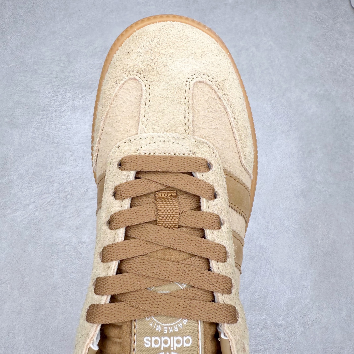 图片[4]-AD Samba XLG 桑巴舞加大厚底版系列德训风百搭松糕休闲运动板鞋生胶底 IG6289 自Originals Samba成功借势Blokecore风潮一跃成为街头巷尾的焦点鞋款后,不论是围绕Samba本身打造的各式「变种版本」,还是以Samba为蓝本打造联名鞋款,都成为了时尚潮流人士日常穿搭首选。Samba XLG是adidas Originals不断扩展XLG系列的一部分,旨在与年轻文化相契合,迎合那些希望通过个性时尚表达自我而不愿牺牲舒适度的年轻群体。街头时尚领域的Gen Z特别偏爱宽松的穿着风格。Samba XLG针对这一点做了创新。它在延续Samba OG经典设计的基础上,迎合年轻群体的穿着习惯,重塑为宽大的鞋身比例轮廓以及加厚中底,让消费者轻松展示自己独特的风格。全新的Samba XLG系列不仅迎合了当下年轻群体的穿搭习惯,加宽了鞋身比例以及将中底进一步增厚,在视觉比例上更加饱满,同时还保留了经典Samba的细节,这样一来,鞋迷朋友在穿搭上不仅能更加个性化,而且还能延续一定的复古感受。尺码：36 36⅔ 37⅓ 38 38⅔ 39⅓ 40 40⅔ 41⅓ 42 42⅔ 43⅓ 44 45-选品中心