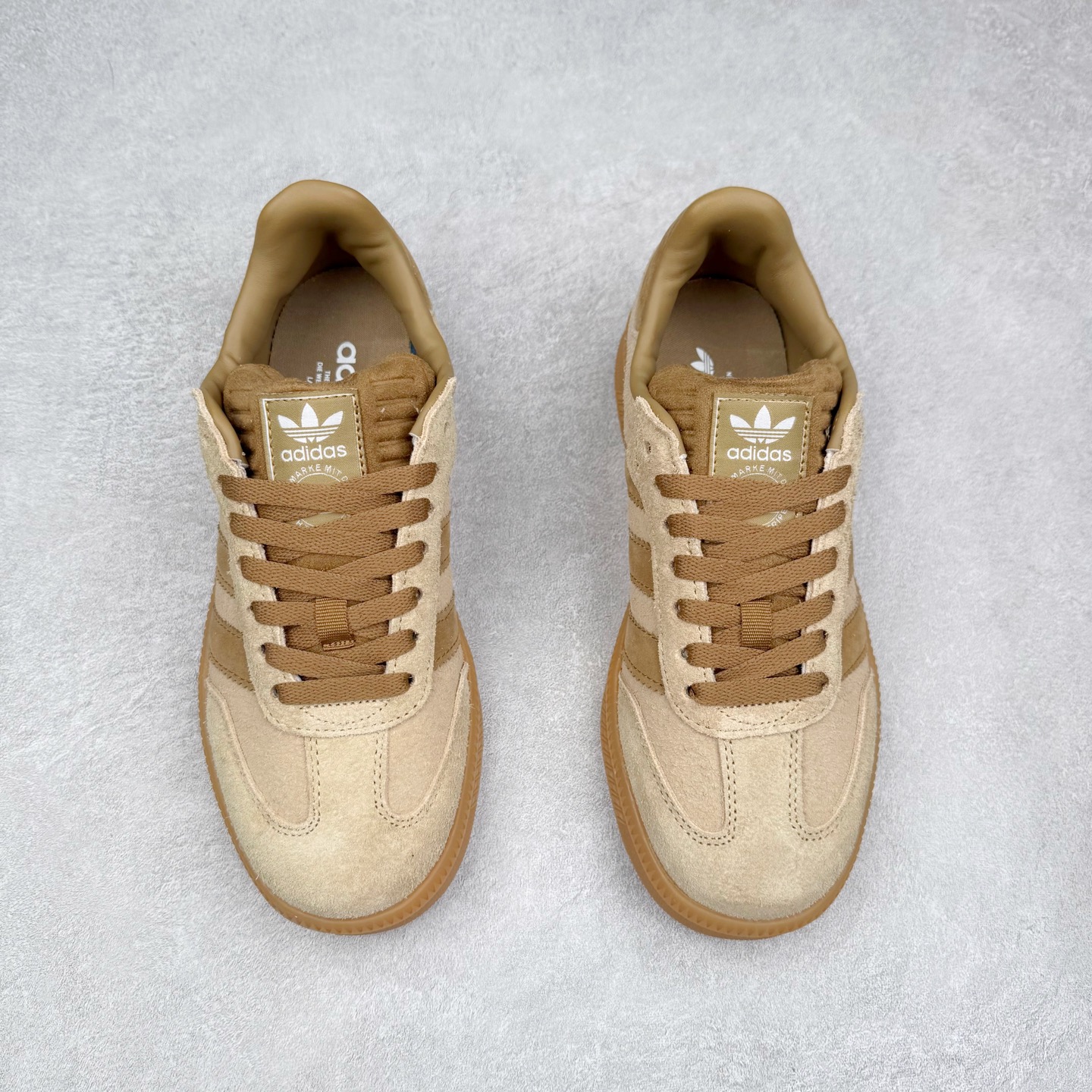 图片[2]-AD Samba XLG 桑巴舞加大厚底版系列德训风百搭松糕休闲运动板鞋生胶底 IG6289 自Originals Samba成功借势Blokecore风潮一跃成为街头巷尾的焦点鞋款后,不论是围绕Samba本身打造的各式「变种版本」,还是以Samba为蓝本打造联名鞋款,都成为了时尚潮流人士日常穿搭首选。Samba XLG是adidas Originals不断扩展XLG系列的一部分,旨在与年轻文化相契合,迎合那些希望通过个性时尚表达自我而不愿牺牲舒适度的年轻群体。街头时尚领域的Gen Z特别偏爱宽松的穿着风格。Samba XLG针对这一点做了创新。它在延续Samba OG经典设计的基础上,迎合年轻群体的穿着习惯,重塑为宽大的鞋身比例轮廓以及加厚中底,让消费者轻松展示自己独特的风格。全新的Samba XLG系列不仅迎合了当下年轻群体的穿搭习惯,加宽了鞋身比例以及将中底进一步增厚,在视觉比例上更加饱满,同时还保留了经典Samba的细节,这样一来,鞋迷朋友在穿搭上不仅能更加个性化,而且还能延续一定的复古感受。尺码：36 36⅔ 37⅓ 38 38⅔ 39⅓ 40 40⅔ 41⅓ 42 42⅔ 43⅓ 44 45-选品中心