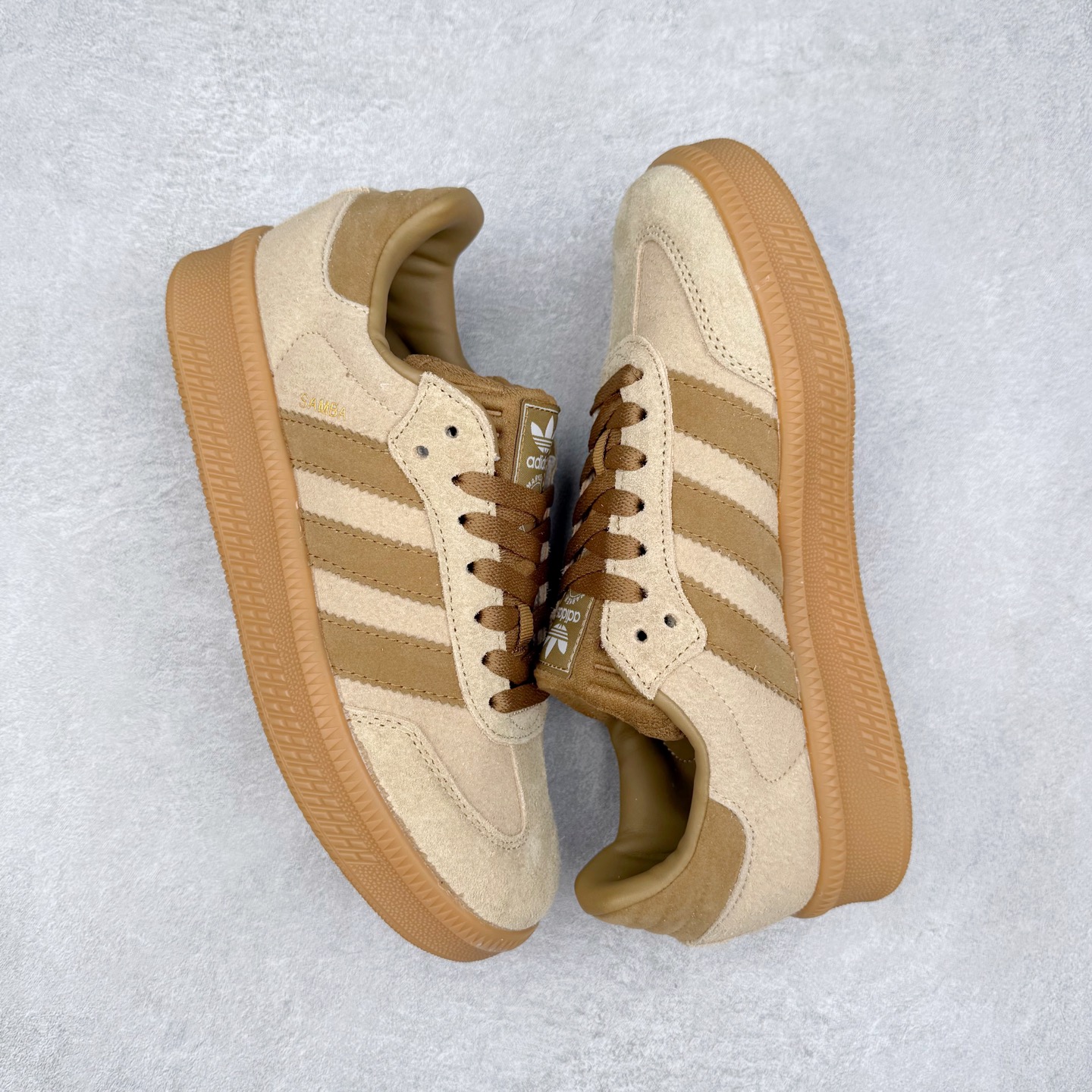 图片[3]-AD Samba XLG 桑巴舞加大厚底版系列德训风百搭松糕休闲运动板鞋生胶底 IG6289 自Originals Samba成功借势Blokecore风潮一跃成为街头巷尾的焦点鞋款后,不论是围绕Samba本身打造的各式「变种版本」,还是以Samba为蓝本打造联名鞋款,都成为了时尚潮流人士日常穿搭首选。Samba XLG是adidas Originals不断扩展XLG系列的一部分,旨在与年轻文化相契合,迎合那些希望通过个性时尚表达自我而不愿牺牲舒适度的年轻群体。街头时尚领域的Gen Z特别偏爱宽松的穿着风格。Samba XLG针对这一点做了创新。它在延续Samba OG经典设计的基础上,迎合年轻群体的穿着习惯,重塑为宽大的鞋身比例轮廓以及加厚中底,让消费者轻松展示自己独特的风格。全新的Samba XLG系列不仅迎合了当下年轻群体的穿搭习惯,加宽了鞋身比例以及将中底进一步增厚,在视觉比例上更加饱满,同时还保留了经典Samba的细节,这样一来,鞋迷朋友在穿搭上不仅能更加个性化,而且还能延续一定的复古感受。尺码：36 36⅔ 37⅓ 38 38⅔ 39⅓ 40 40⅔ 41⅓ 42 42⅔ 43⅓ 44 45-选品中心