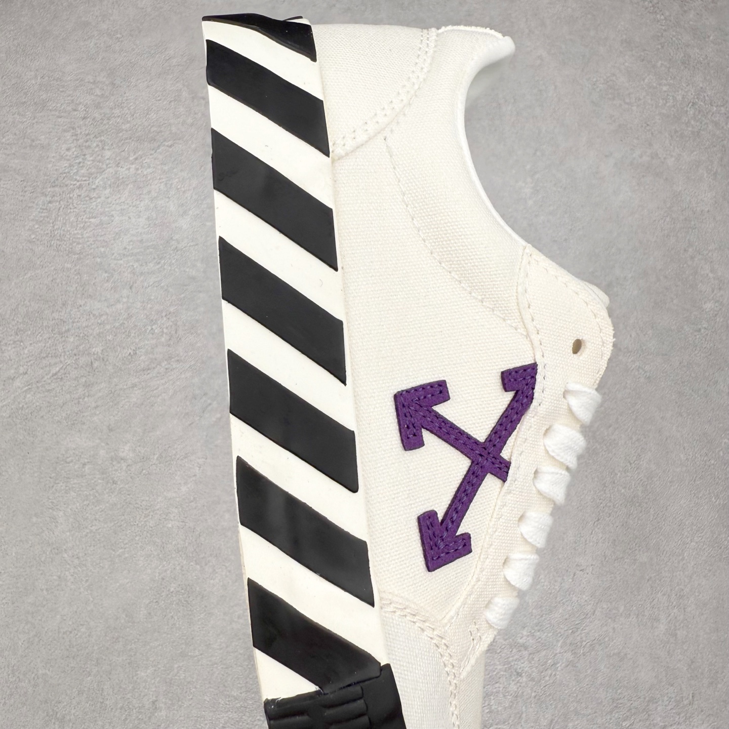 图片[6]-OFF-WHITE OW舒适百搭防滑耐磨低帮帆布鞋 Off-White由才华横溢的Virgil Abloh于2013年创立。这位美国设计师既是建筑系硕士生，也是一名DJ，更是著名的Kanye West的创意总监。他以都市奢华风格惊艳了众人，并且“以典雅方法演绎当代风尚”，设计出一件又一件备受追捧的作品。Off-White别具特色的卫衣、腰带、夹克、T恤等单品俨然已成为了时尚的代名词。前卫潮流的设计、充满趣味的细节以及别出心裁的剪裁使Off-White传达出浓厚的时尚气质，是打造摩登造型不容忽视的品牌。实拍调校N版已经零色差零失真 百分百还原实物色彩所见即所得 不存在货不对板色差等低级问题 选购参考实物拍摄 不混卖不参货 只用心做好货严格选品 承诺混一赔十 尺码：36 36.5 37.5 38 38.5 39 40 40.5 41 42 42.5 43 44 44.5 45 46 47-选品中心