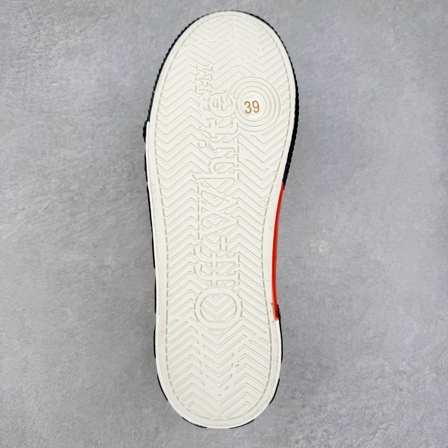 图片[9]-OFF-WHITE OW舒适百搭防滑耐磨低帮帆布鞋 Off-White由才华横溢的Virgil Abloh于2013年创立。这位美国设计师既是建筑系硕士生，也是一名DJ，更是著名的Kanye West的创意总监。他以都市奢华风格惊艳了众人，并且“以典雅方法演绎当代风尚”，设计出一件又一件备受追捧的作品。Off-White别具特色的卫衣、腰带、夹克、T恤等单品俨然已成为了时尚的代名词。前卫潮流的设计、充满趣味的细节以及别出心裁的剪裁使Off-White传达出浓厚的时尚气质，是打造摩登造型不容忽视的品牌。实拍调校N版已经零色差零失真 百分百还原实物色彩所见即所得 不存在货不对板色差等低级问题 选购参考实物拍摄 不混卖不参货 只用心做好货严格选品 承诺混一赔十 尺码：36 36.5 37.5 38 38.5 39 40 40.5 41 42 42.5 43 44 44.5 45 46 47-选品中心