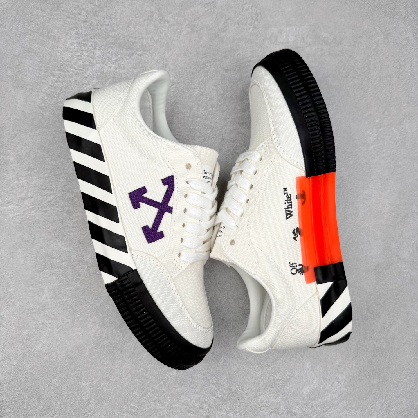 图片[3]-OFF-WHITE OW舒适百搭防滑耐磨低帮帆布鞋 Off-White由才华横溢的Virgil Abloh于2013年创立。这位美国设计师既是建筑系硕士生，也是一名DJ，更是著名的Kanye West的创意总监。他以都市奢华风格惊艳了众人，并且“以典雅方法演绎当代风尚”，设计出一件又一件备受追捧的作品。Off-White别具特色的卫衣、腰带、夹克、T恤等单品俨然已成为了时尚的代名词。前卫潮流的设计、充满趣味的细节以及别出心裁的剪裁使Off-White传达出浓厚的时尚气质，是打造摩登造型不容忽视的品牌。实拍调校N版已经零色差零失真 百分百还原实物色彩所见即所得 不存在货不对板色差等低级问题 选购参考实物拍摄 不混卖不参货 只用心做好货严格选品 承诺混一赔十 尺码：36 36.5 37.5 38 38.5 39 40 40.5 41 42 42.5 43 44 44.5 45 46 47-选品中心