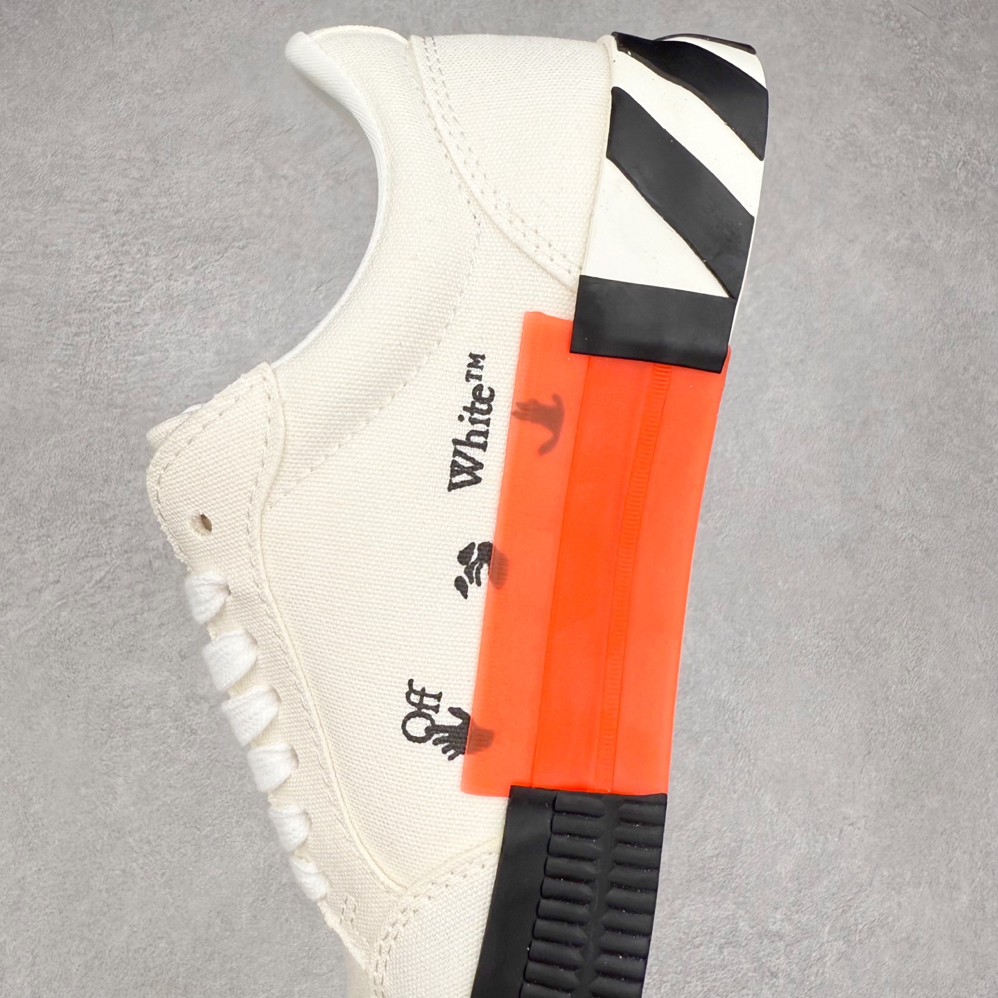 图片[7]-OFF-WHITE OW舒适百搭防滑耐磨低帮帆布鞋 Off-White由才华横溢的Virgil Abloh于2013年创立。这位美国设计师既是建筑系硕士生，也是一名DJ，更是著名的Kanye West的创意总监。他以都市奢华风格惊艳了众人，并且“以典雅方法演绎当代风尚”，设计出一件又一件备受追捧的作品。Off-White别具特色的卫衣、腰带、夹克、T恤等单品俨然已成为了时尚的代名词。前卫潮流的设计、充满趣味的细节以及别出心裁的剪裁使Off-White传达出浓厚的时尚气质，是打造摩登造型不容忽视的品牌。实拍调校N版已经零色差零失真 百分百还原实物色彩所见即所得 不存在货不对板色差等低级问题 选购参考实物拍摄 不混卖不参货 只用心做好货严格选品 承诺混一赔十 尺码：36 36.5 37.5 38 38.5 39 40 40.5 41 42 42.5 43 44 44.5 45 46 47-选品中心