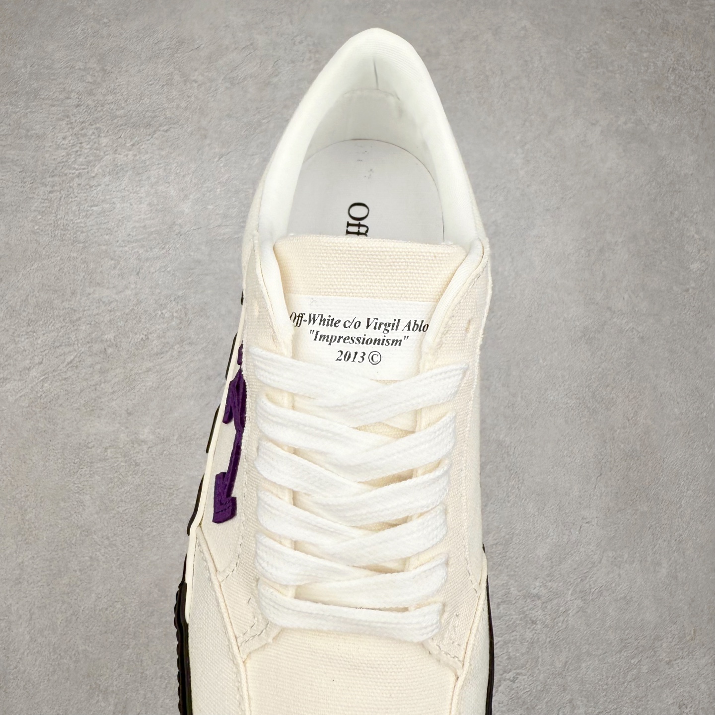 图片[5]-OFF-WHITE OW舒适百搭防滑耐磨低帮帆布鞋 Off-White由才华横溢的Virgil Abloh于2013年创立。这位美国设计师既是建筑系硕士生，也是一名DJ，更是著名的Kanye West的创意总监。他以都市奢华风格惊艳了众人，并且“以典雅方法演绎当代风尚”，设计出一件又一件备受追捧的作品。Off-White别具特色的卫衣、腰带、夹克、T恤等单品俨然已成为了时尚的代名词。前卫潮流的设计、充满趣味的细节以及别出心裁的剪裁使Off-White传达出浓厚的时尚气质，是打造摩登造型不容忽视的品牌。实拍调校N版已经零色差零失真 百分百还原实物色彩所见即所得 不存在货不对板色差等低级问题 选购参考实物拍摄 不混卖不参货 只用心做好货严格选品 承诺混一赔十 尺码：36 36.5 37.5 38 38.5 39 40 40.5 41 42 42.5 43 44 44.5 45 46 47-选品中心