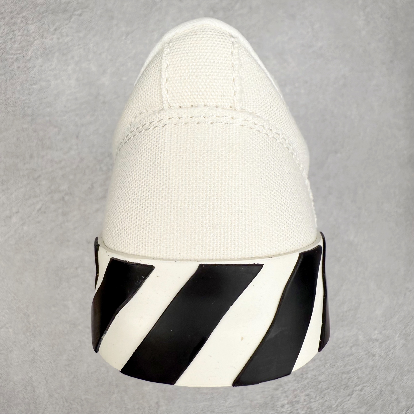 图片[8]-OFF-WHITE OW舒适百搭防滑耐磨低帮帆布鞋 Off-White由才华横溢的Virgil Abloh于2013年创立。这位美国设计师既是建筑系硕士生，也是一名DJ，更是著名的Kanye West的创意总监。他以都市奢华风格惊艳了众人，并且“以典雅方法演绎当代风尚”，设计出一件又一件备受追捧的作品。Off-White别具特色的卫衣、腰带、夹克、T恤等单品俨然已成为了时尚的代名词。前卫潮流的设计、充满趣味的细节以及别出心裁的剪裁使Off-White传达出浓厚的时尚气质，是打造摩登造型不容忽视的品牌。实拍调校N版已经零色差零失真 百分百还原实物色彩所见即所得 不存在货不对板色差等低级问题 选购参考实物拍摄 不混卖不参货 只用心做好货严格选品 承诺混一赔十 尺码：36 36.5 37.5 38 38.5 39 40 40.5 41 42 42.5 43 44 44.5 45 46 47-选品中心