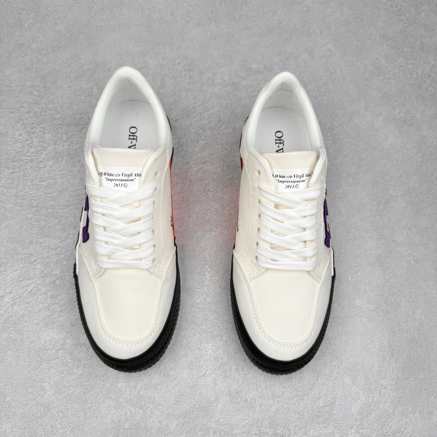 图片[2]-OFF-WHITE OW舒适百搭防滑耐磨低帮帆布鞋 Off-White由才华横溢的Virgil Abloh于2013年创立。这位美国设计师既是建筑系硕士生，也是一名DJ，更是著名的Kanye West的创意总监。他以都市奢华风格惊艳了众人，并且“以典雅方法演绎当代风尚”，设计出一件又一件备受追捧的作品。Off-White别具特色的卫衣、腰带、夹克、T恤等单品俨然已成为了时尚的代名词。前卫潮流的设计、充满趣味的细节以及别出心裁的剪裁使Off-White传达出浓厚的时尚气质，是打造摩登造型不容忽视的品牌。实拍调校N版已经零色差零失真 百分百还原实物色彩所见即所得 不存在货不对板色差等低级问题 选购参考实物拍摄 不混卖不参货 只用心做好货严格选品 承诺混一赔十 尺码：36 36.5 37.5 38 38.5 39 40 40.5 41 42 42.5 43 44 44.5 45 46 47-选品中心