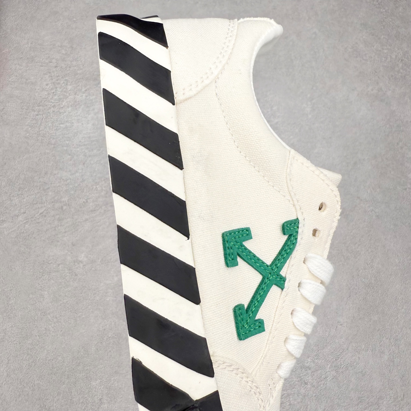 图片[6]-OFF-WHITE OW舒适百搭防滑耐磨低帮帆布鞋 Off-White由才华横溢的Virgil Abloh于2013年创立。这位美国设计师既是建筑系硕士生，也是一名DJ，更是著名的Kanye West的创意总监。他以都市奢华风格惊艳了众人，并且“以典雅方法演绎当代风尚”，设计出一件又一件备受追捧的作品。Off-White别具特色的卫衣、腰带、夹克、T恤等单品俨然已成为了时尚的代名词。前卫潮流的设计、充满趣味的细节以及别出心裁的剪裁使Off-White传达出浓厚的时尚气质，是打造摩登造型不容忽视的品牌。实拍调校N版已经零色差零失真 百分百还原实物色彩所见即所得 不存在货不对板色差等低级问题 选购参考实物拍摄 不混卖不参货 只用心做好货严格选品 承诺混一赔十 尺码：36 36.5 37.5 38 38.5 39 40 40.5 41 42 42.5 43 44 44.5 45 46 47-选品中心