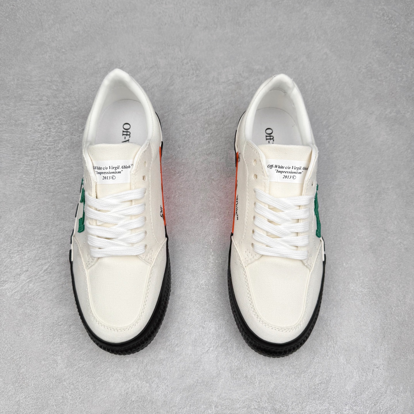 图片[2]-OFF-WHITE OW舒适百搭防滑耐磨低帮帆布鞋 Off-White由才华横溢的Virgil Abloh于2013年创立。这位美国设计师既是建筑系硕士生，也是一名DJ，更是著名的Kanye West的创意总监。他以都市奢华风格惊艳了众人，并且“以典雅方法演绎当代风尚”，设计出一件又一件备受追捧的作品。Off-White别具特色的卫衣、腰带、夹克、T恤等单品俨然已成为了时尚的代名词。前卫潮流的设计、充满趣味的细节以及别出心裁的剪裁使Off-White传达出浓厚的时尚气质，是打造摩登造型不容忽视的品牌。实拍调校N版已经零色差零失真 百分百还原实物色彩所见即所得 不存在货不对板色差等低级问题 选购参考实物拍摄 不混卖不参货 只用心做好货严格选品 承诺混一赔十 尺码：36 36.5 37.5 38 38.5 39 40 40.5 41 42 42.5 43 44 44.5 45 46 47-选品中心