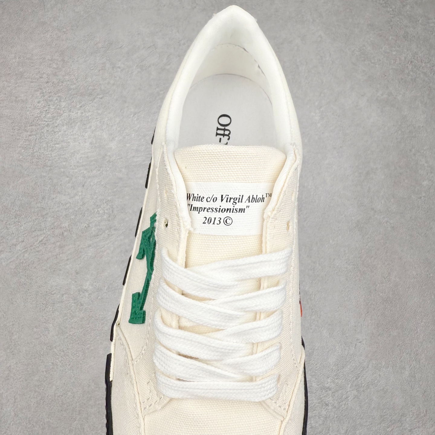 图片[5]-OFF-WHITE OW舒适百搭防滑耐磨低帮帆布鞋 Off-White由才华横溢的Virgil Abloh于2013年创立。这位美国设计师既是建筑系硕士生，也是一名DJ，更是著名的Kanye West的创意总监。他以都市奢华风格惊艳了众人，并且“以典雅方法演绎当代风尚”，设计出一件又一件备受追捧的作品。Off-White别具特色的卫衣、腰带、夹克、T恤等单品俨然已成为了时尚的代名词。前卫潮流的设计、充满趣味的细节以及别出心裁的剪裁使Off-White传达出浓厚的时尚气质，是打造摩登造型不容忽视的品牌。实拍调校N版已经零色差零失真 百分百还原实物色彩所见即所得 不存在货不对板色差等低级问题 选购参考实物拍摄 不混卖不参货 只用心做好货严格选品 承诺混一赔十 尺码：36 36.5 37.5 38 38.5 39 40 40.5 41 42 42.5 43 44 44.5 45 46 47-选品中心