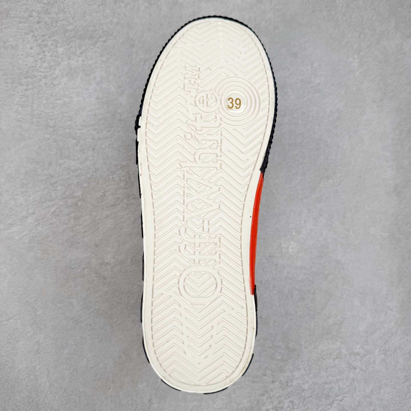 图片[9]-OFF-WHITE OW舒适百搭防滑耐磨低帮帆布鞋 Off-White由才华横溢的Virgil Abloh于2013年创立。这位美国设计师既是建筑系硕士生，也是一名DJ，更是著名的Kanye West的创意总监。他以都市奢华风格惊艳了众人，并且“以典雅方法演绎当代风尚”，设计出一件又一件备受追捧的作品。Off-White别具特色的卫衣、腰带、夹克、T恤等单品俨然已成为了时尚的代名词。前卫潮流的设计、充满趣味的细节以及别出心裁的剪裁使Off-White传达出浓厚的时尚气质，是打造摩登造型不容忽视的品牌。实拍调校N版已经零色差零失真 百分百还原实物色彩所见即所得 不存在货不对板色差等低级问题 选购参考实物拍摄 不混卖不参货 只用心做好货严格选品 承诺混一赔十 尺码：36 36.5 37.5 38 38.5 39 40 40.5 41 42 42.5 43 44 44.5 45 46 47-选品中心