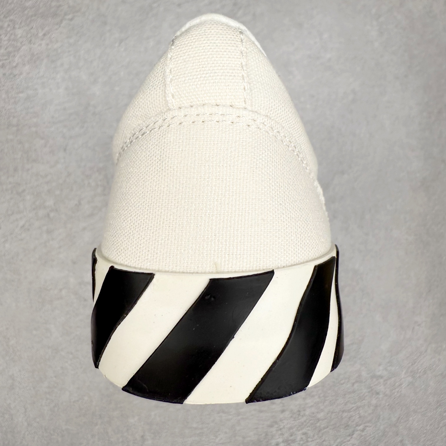 图片[8]-OFF-WHITE OW舒适百搭防滑耐磨低帮帆布鞋 Off-White由才华横溢的Virgil Abloh于2013年创立。这位美国设计师既是建筑系硕士生，也是一名DJ，更是著名的Kanye West的创意总监。他以都市奢华风格惊艳了众人，并且“以典雅方法演绎当代风尚”，设计出一件又一件备受追捧的作品。Off-White别具特色的卫衣、腰带、夹克、T恤等单品俨然已成为了时尚的代名词。前卫潮流的设计、充满趣味的细节以及别出心裁的剪裁使Off-White传达出浓厚的时尚气质，是打造摩登造型不容忽视的品牌。实拍调校N版已经零色差零失真 百分百还原实物色彩所见即所得 不存在货不对板色差等低级问题 选购参考实物拍摄 不混卖不参货 只用心做好货严格选品 承诺混一赔十 尺码：36 36.5 37.5 38 38.5 39 40 40.5 41 42 42.5 43 44 44.5 45 46 47-选品中心