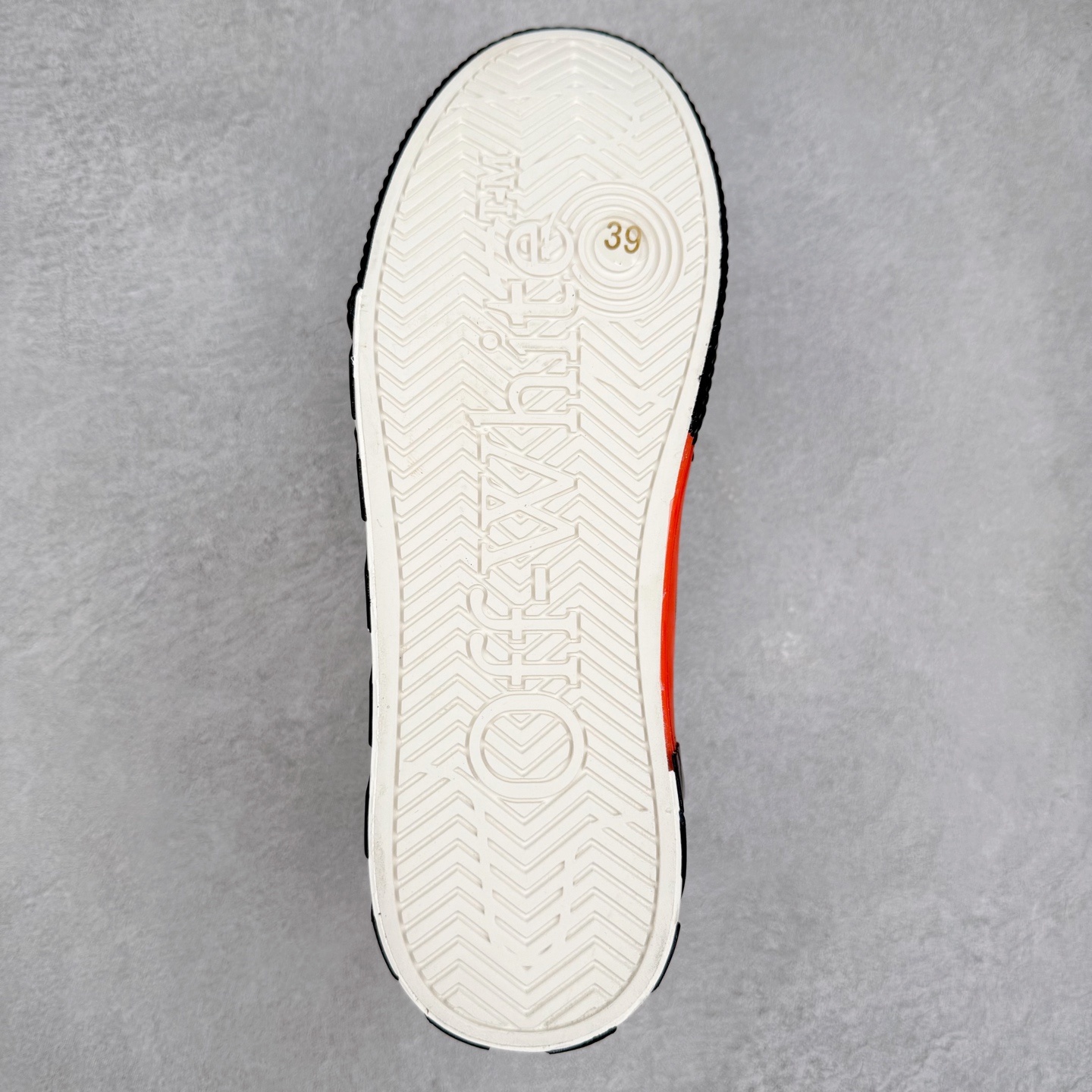 图片[9]-OFF-WHITE OW舒适百搭防滑耐磨低帮帆布鞋 Off-White由才华横溢的Virgil Abloh于2013年创立。这位美国设计师既是建筑系硕士生，也是一名DJ，更是著名的Kanye West的创意总监。他以都市奢华风格惊艳了众人，并且“以典雅方法演绎当代风尚”，设计出一件又一件备受追捧的作品。Off-White别具特色的卫衣、腰带、夹克、T恤等单品俨然已成为了时尚的代名词。前卫潮流的设计、充满趣味的细节以及别出心裁的剪裁使Off-White传达出浓厚的时尚气质，是打造摩登造型不容忽视的品牌。实拍调校N版已经零色差零失真 百分百还原实物色彩所见即所得 不存在货不对板色差等低级问题 选购参考实物拍摄 不混卖不参货 只用心做好货严格选品 承诺混一赔十 尺码：36 36.5 37.5 38 38.5 39 40 40.5 41 42 42.5 43 44 44.5 45 46 47-选品中心