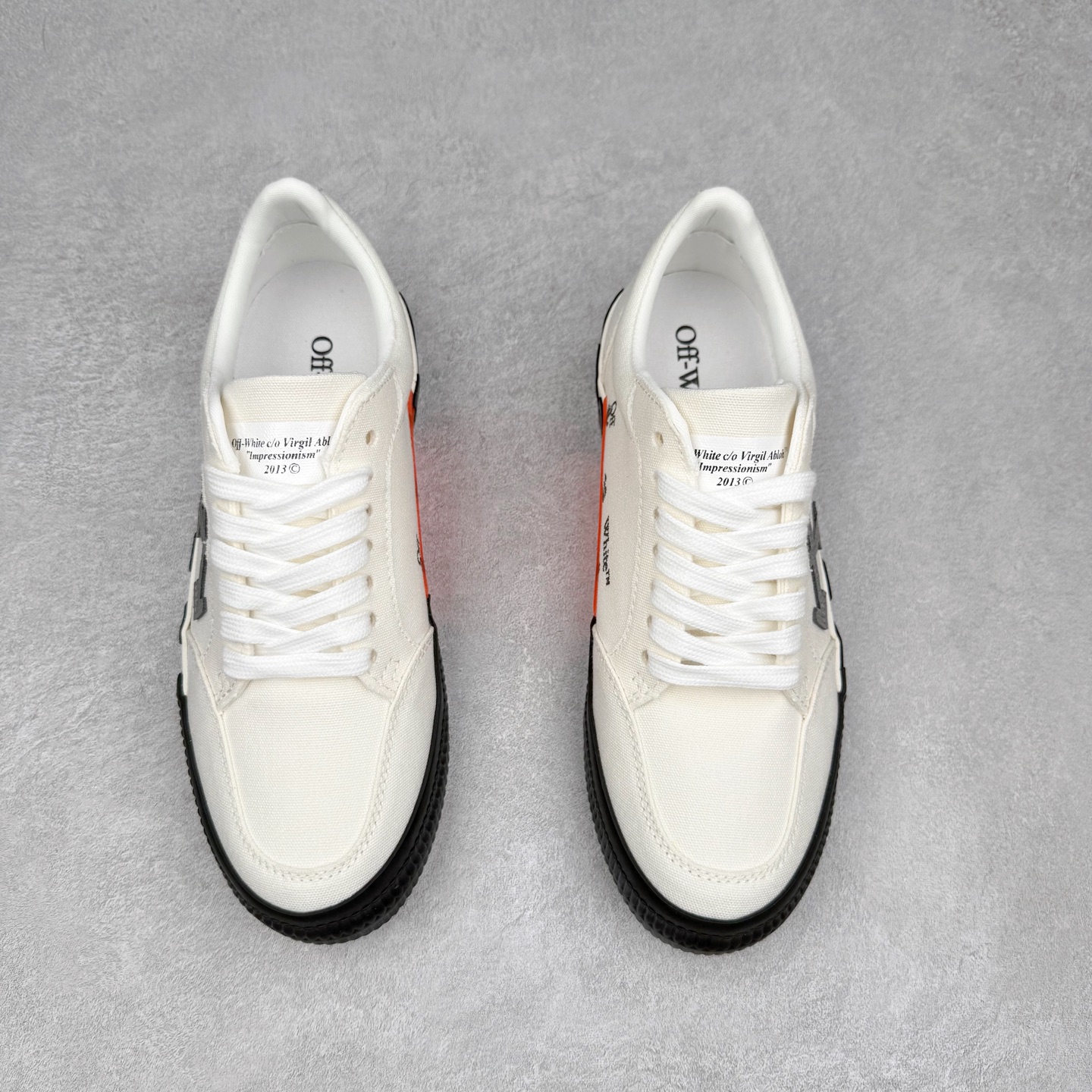 图片[2]-OFF-WHITE OW舒适百搭防滑耐磨低帮帆布鞋 Off-White由才华横溢的Virgil Abloh于2013年创立。这位美国设计师既是建筑系硕士生，也是一名DJ，更是著名的Kanye West的创意总监。他以都市奢华风格惊艳了众人，并且“以典雅方法演绎当代风尚”，设计出一件又一件备受追捧的作品。Off-White别具特色的卫衣、腰带、夹克、T恤等单品俨然已成为了时尚的代名词。前卫潮流的设计、充满趣味的细节以及别出心裁的剪裁使Off-White传达出浓厚的时尚气质，是打造摩登造型不容忽视的品牌。实拍调校N版已经零色差零失真 百分百还原实物色彩所见即所得 不存在货不对板色差等低级问题 选购参考实物拍摄 不混卖不参货 只用心做好货严格选品 承诺混一赔十 尺码：36 36.5 37.5 38 38.5 39 40 40.5 41 42 42.5 43 44 44.5 45 46 47-选品中心