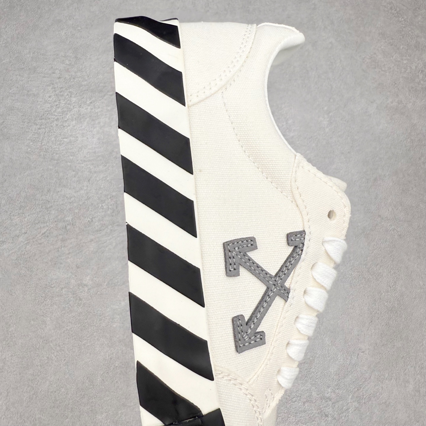 图片[6]-OFF-WHITE OW舒适百搭防滑耐磨低帮帆布鞋 Off-White由才华横溢的Virgil Abloh于2013年创立。这位美国设计师既是建筑系硕士生，也是一名DJ，更是著名的Kanye West的创意总监。他以都市奢华风格惊艳了众人，并且“以典雅方法演绎当代风尚”，设计出一件又一件备受追捧的作品。Off-White别具特色的卫衣、腰带、夹克、T恤等单品俨然已成为了时尚的代名词。前卫潮流的设计、充满趣味的细节以及别出心裁的剪裁使Off-White传达出浓厚的时尚气质，是打造摩登造型不容忽视的品牌。实拍调校N版已经零色差零失真 百分百还原实物色彩所见即所得 不存在货不对板色差等低级问题 选购参考实物拍摄 不混卖不参货 只用心做好货严格选品 承诺混一赔十 尺码：36 36.5 37.5 38 38.5 39 40 40.5 41 42 42.5 43 44 44.5 45 46 47-选品中心