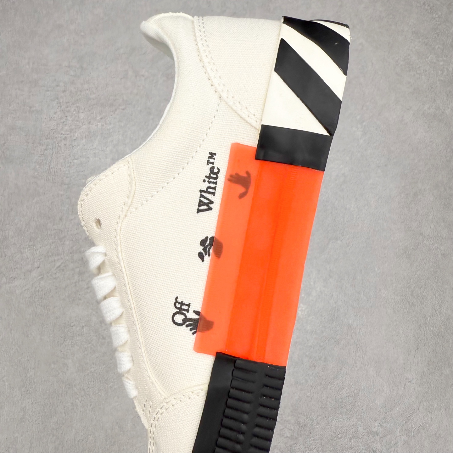 图片[7]-OFF-WHITE OW舒适百搭防滑耐磨低帮帆布鞋 Off-White由才华横溢的Virgil Abloh于2013年创立。这位美国设计师既是建筑系硕士生，也是一名DJ，更是著名的Kanye West的创意总监。他以都市奢华风格惊艳了众人，并且“以典雅方法演绎当代风尚”，设计出一件又一件备受追捧的作品。Off-White别具特色的卫衣、腰带、夹克、T恤等单品俨然已成为了时尚的代名词。前卫潮流的设计、充满趣味的细节以及别出心裁的剪裁使Off-White传达出浓厚的时尚气质，是打造摩登造型不容忽视的品牌。实拍调校N版已经零色差零失真 百分百还原实物色彩所见即所得 不存在货不对板色差等低级问题 选购参考实物拍摄 不混卖不参货 只用心做好货严格选品 承诺混一赔十 尺码：36 36.5 37.5 38 38.5 39 40 40.5 41 42 42.5 43 44 44.5 45 46 47-选品中心