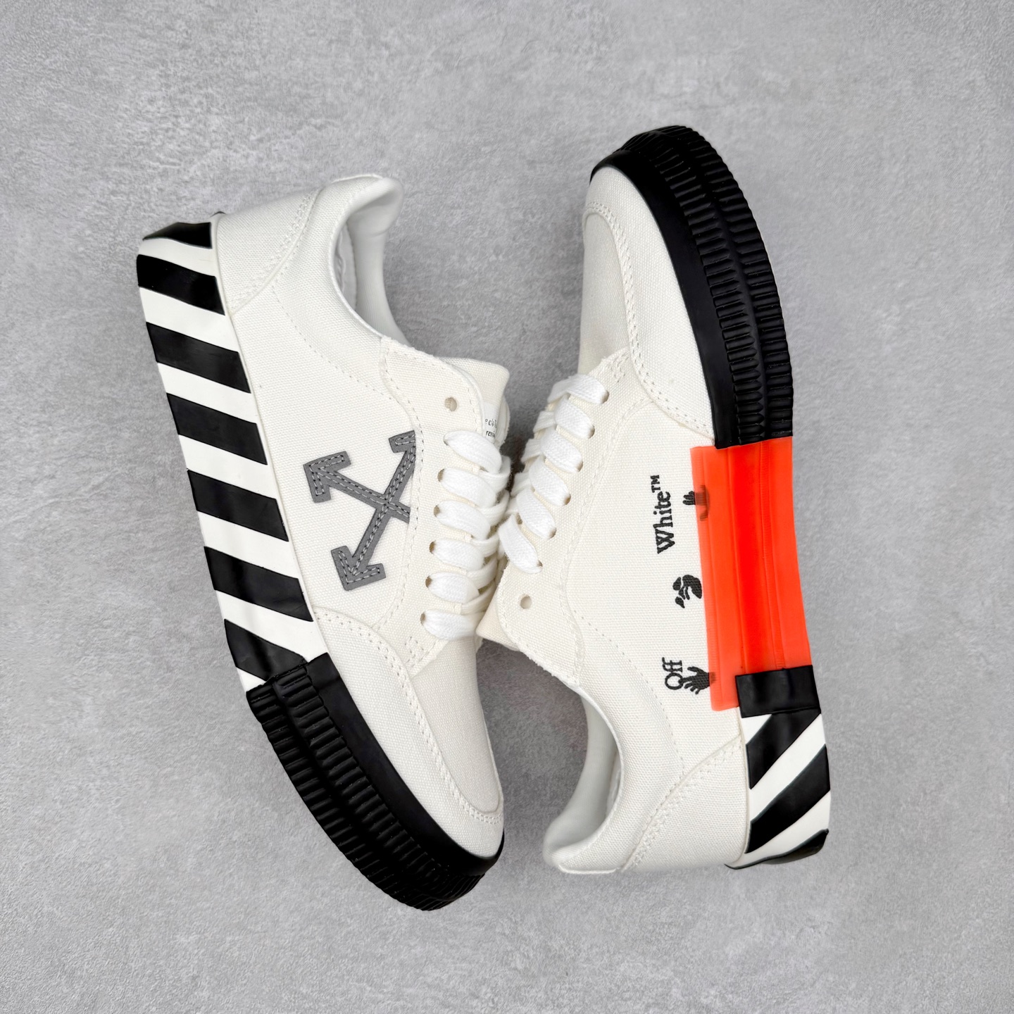 图片[3]-OFF-WHITE OW舒适百搭防滑耐磨低帮帆布鞋 Off-White由才华横溢的Virgil Abloh于2013年创立。这位美国设计师既是建筑系硕士生，也是一名DJ，更是著名的Kanye West的创意总监。他以都市奢华风格惊艳了众人，并且“以典雅方法演绎当代风尚”，设计出一件又一件备受追捧的作品。Off-White别具特色的卫衣、腰带、夹克、T恤等单品俨然已成为了时尚的代名词。前卫潮流的设计、充满趣味的细节以及别出心裁的剪裁使Off-White传达出浓厚的时尚气质，是打造摩登造型不容忽视的品牌。实拍调校N版已经零色差零失真 百分百还原实物色彩所见即所得 不存在货不对板色差等低级问题 选购参考实物拍摄 不混卖不参货 只用心做好货严格选品 承诺混一赔十 尺码：36 36.5 37.5 38 38.5 39 40 40.5 41 42 42.5 43 44 44.5 45 46 47-选品中心