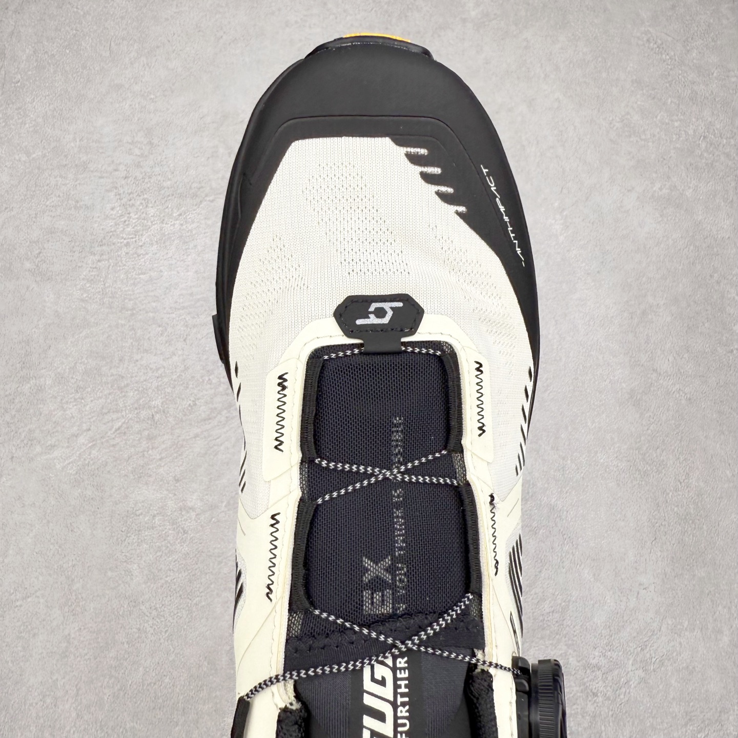 图片[4]-KAILAS FUGA DU BOA 凯乐石 黑山大坡王越野机能跑鞋 这双黑山整体呈现了多样的黑灰银搭配 鞋面主体部分采用网状薄翼材质中底是大坡王最具特色的山形结构 鞋带采用 BOA 旋钮快速穿脱系统 Vibram Megagrip 延续大坡王超强抓地 多重元素组合而成的造型和颜色设计让整双鞋观感丰富而又统一 整双鞋的技术和材料应用使得科技感十足颜色和脚感适合各类场景和场所穿着！ 尺码：36 36.5 37 37.5 38 39 39.5 40 41 41.5 42 42.5 43 44 44.5 45-选品中心