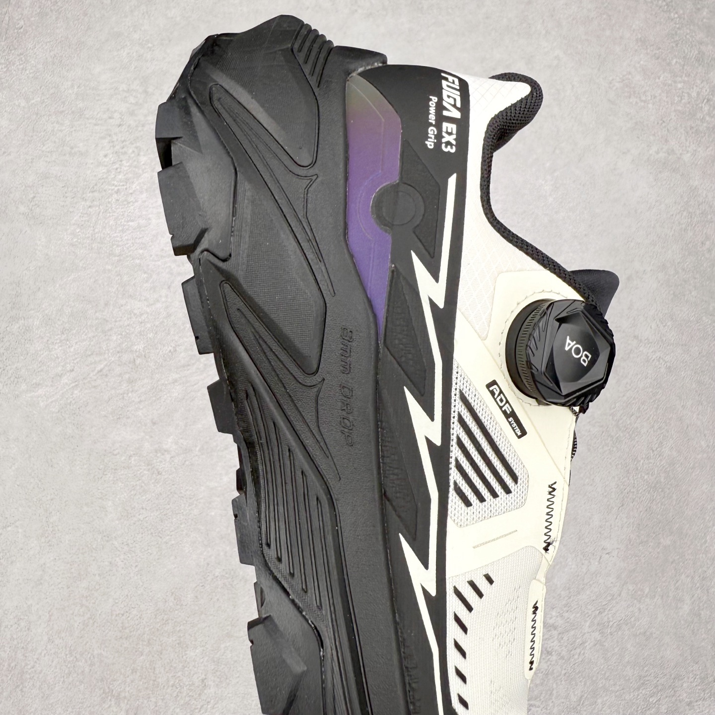 图片[6]-KAILAS FUGA DU BOA 凯乐石 黑山大坡王越野机能跑鞋 这双黑山整体呈现了多样的黑灰银搭配 鞋面主体部分采用网状薄翼材质中底是大坡王最具特色的山形结构 鞋带采用 BOA 旋钮快速穿脱系统 Vibram Megagrip 延续大坡王超强抓地 多重元素组合而成的造型和颜色设计让整双鞋观感丰富而又统一 整双鞋的技术和材料应用使得科技感十足颜色和脚感适合各类场景和场所穿着！ 尺码：36 36.5 37 37.5 38 39 39.5 40 41 41.5 42 42.5 43 44 44.5 45-选品中心