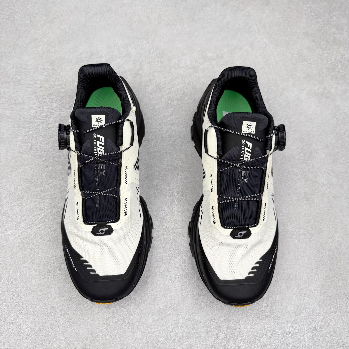 图片[2]-KAILAS FUGA DU BOA 凯乐石 黑山大坡王越野机能跑鞋 这双黑山整体呈现了多样的黑灰银搭配 鞋面主体部分采用网状薄翼材质中底是大坡王最具特色的山形结构 鞋带采用 BOA 旋钮快速穿脱系统 Vibram Megagrip 延续大坡王超强抓地 多重元素组合而成的造型和颜色设计让整双鞋观感丰富而又统一 整双鞋的技术和材料应用使得科技感十足颜色和脚感适合各类场景和场所穿着！ 尺码：36 36.5 37 37.5 38 39 39.5 40 41 41.5 42 42.5 43 44 44.5 45-选品中心