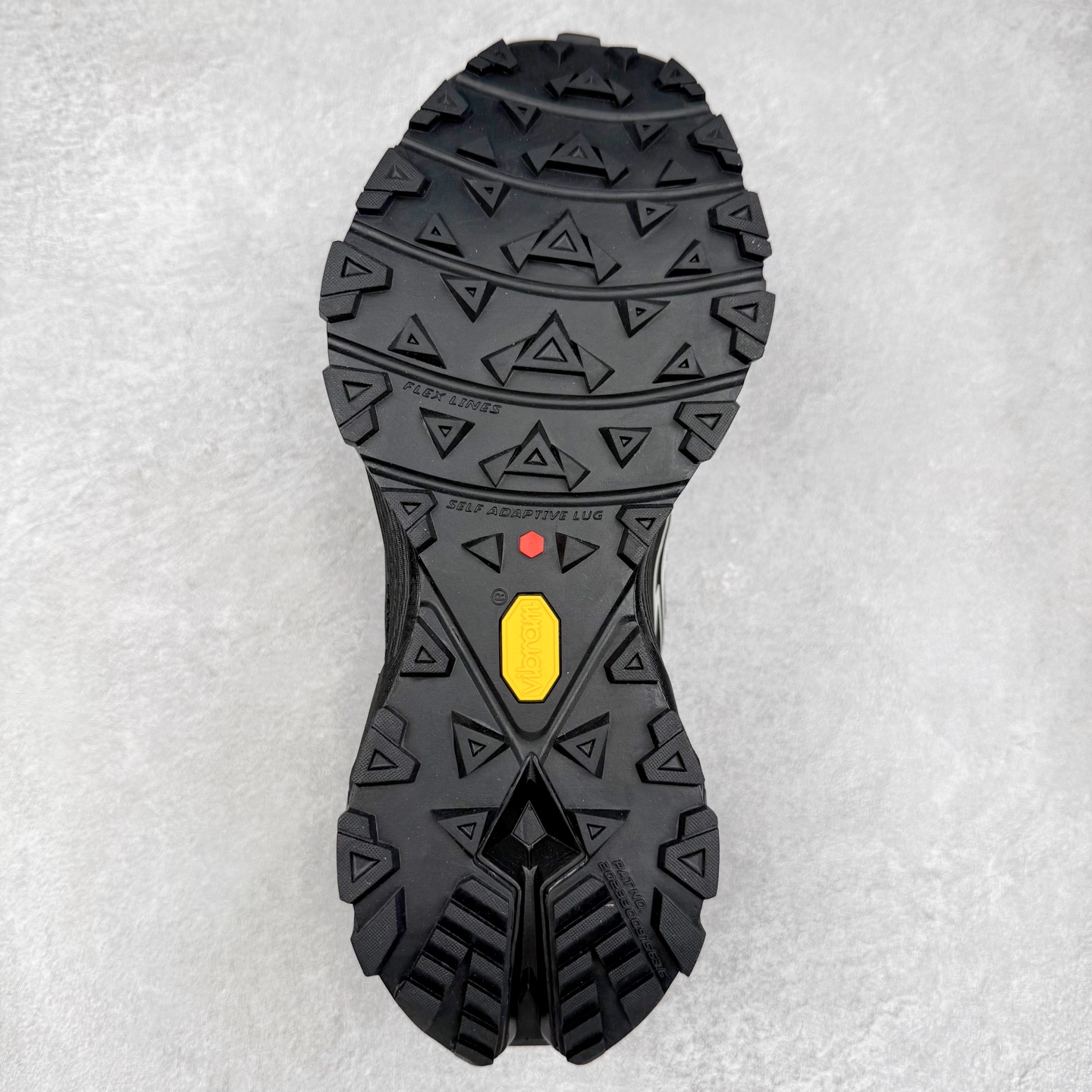 图片[9]-KAILAS FUGA DU BOA 凯乐石 黑山大坡王越野机能跑鞋 这双黑山整体呈现了多样的黑灰银搭配 鞋面主体部分采用网状薄翼材质中底是大坡王最具特色的山形结构 鞋带采用 BOA 旋钮快速穿脱系统 Vibram Megagrip 延续大坡王超强抓地 多重元素组合而成的造型和颜色设计让整双鞋观感丰富而又统一 整双鞋的技术和材料应用使得科技感十足颜色和脚感适合各类场景和场所穿着！ 尺码：36 36.5 37 37.5 38 39 39.5 40 41 41.5 42 42.5 43 44 44.5 45-选品中心