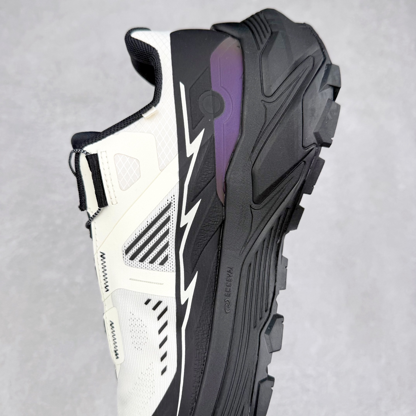 图片[7]-KAILAS FUGA DU BOA 凯乐石 黑山大坡王越野机能跑鞋 这双黑山整体呈现了多样的黑灰银搭配 鞋面主体部分采用网状薄翼材质中底是大坡王最具特色的山形结构 鞋带采用 BOA 旋钮快速穿脱系统 Vibram Megagrip 延续大坡王超强抓地 多重元素组合而成的造型和颜色设计让整双鞋观感丰富而又统一 整双鞋的技术和材料应用使得科技感十足颜色和脚感适合各类场景和场所穿着！ 尺码：36 36.5 37 37.5 38 39 39.5 40 41 41.5 42 42.5 43 44 44.5 45-选品中心