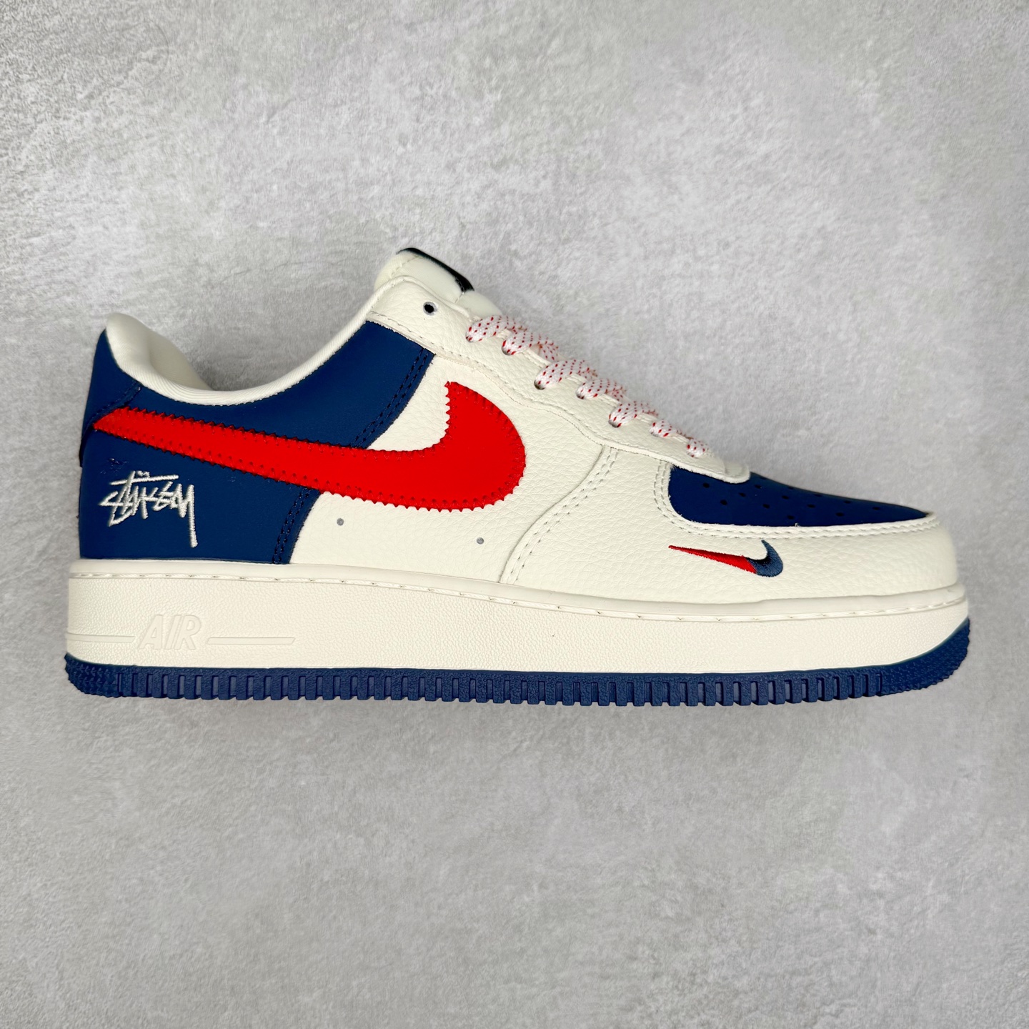 NK Air Force 1´07 Low 空军一号低帮百搭休闲运动板鞋 KJ1688-008 柔软、弹性十足的缓震性能和出色的中底设计 横跨复古与现代的外型结合 造就出风靡全球 三十多年的Force 1 直到今天还深受青睐 实拍调校N版已经零色差零失真 百分百还原实物色彩所见即所得 不存在货不对板色差等低级问题 选购参考实物拍摄 不混卖不参货 只用心做好货严格选品 承诺混一赔十 尺码：36 36.5 37.5 38 38.5 39 40 40.5 41 42 42.5 43 44 44.5 45-选品中心